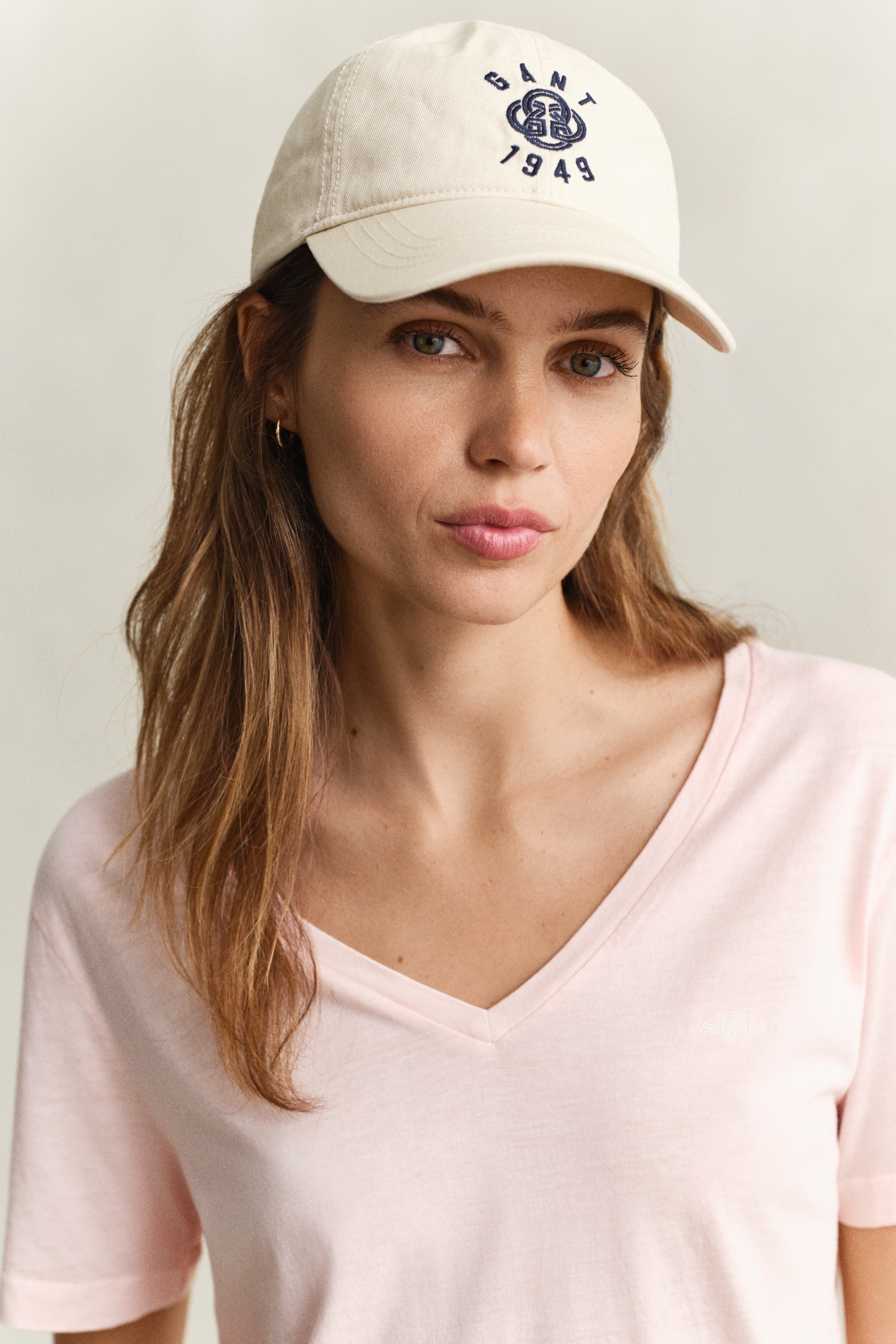 Gant T-Shirt »REGULAR WASHED SHIELD V-NECK« Regular fit mit V-Ausschnitt