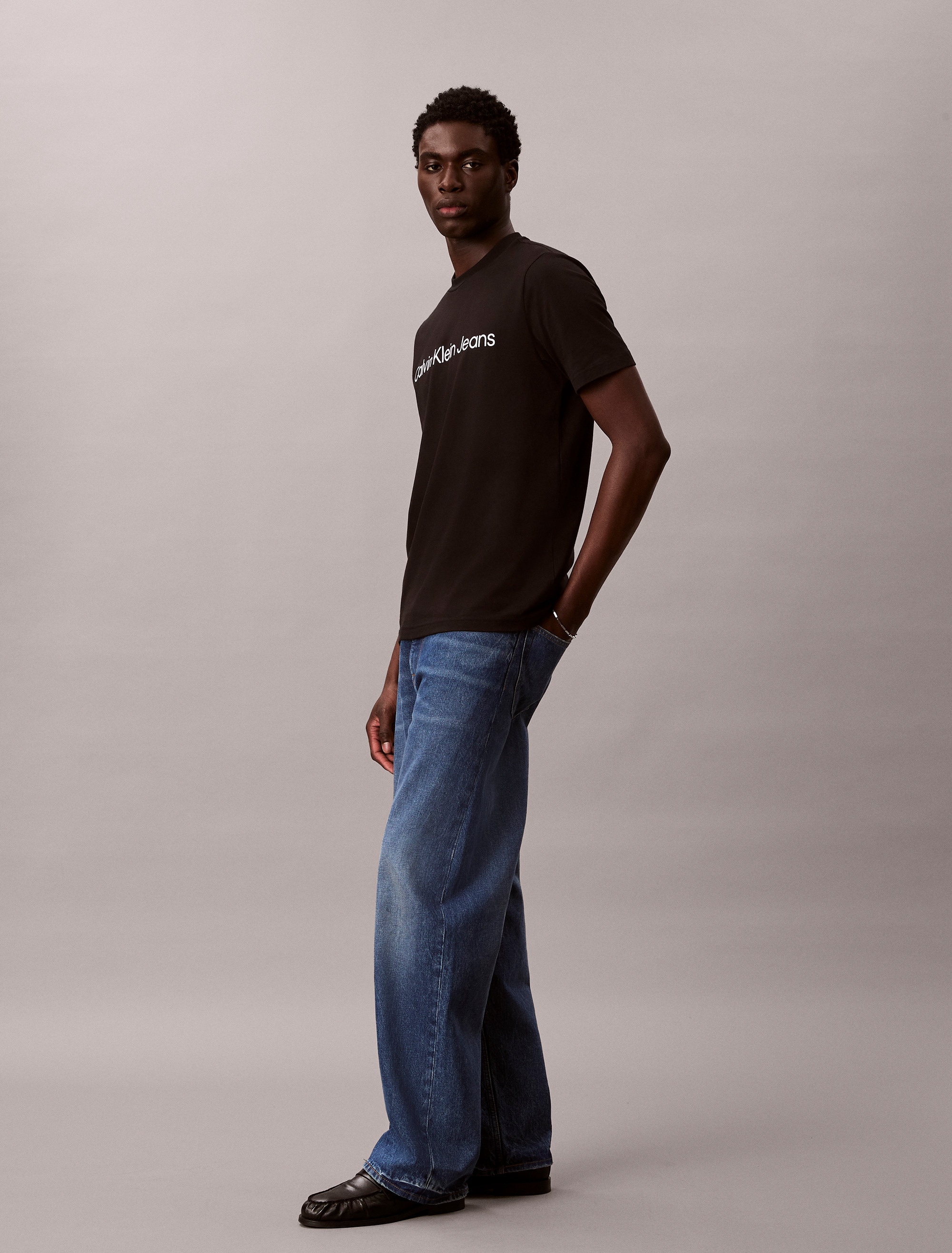 Calvin Klein Jeans T-Shirt Rundhalsausschnitt, Regular Fit, Logoschriftzug