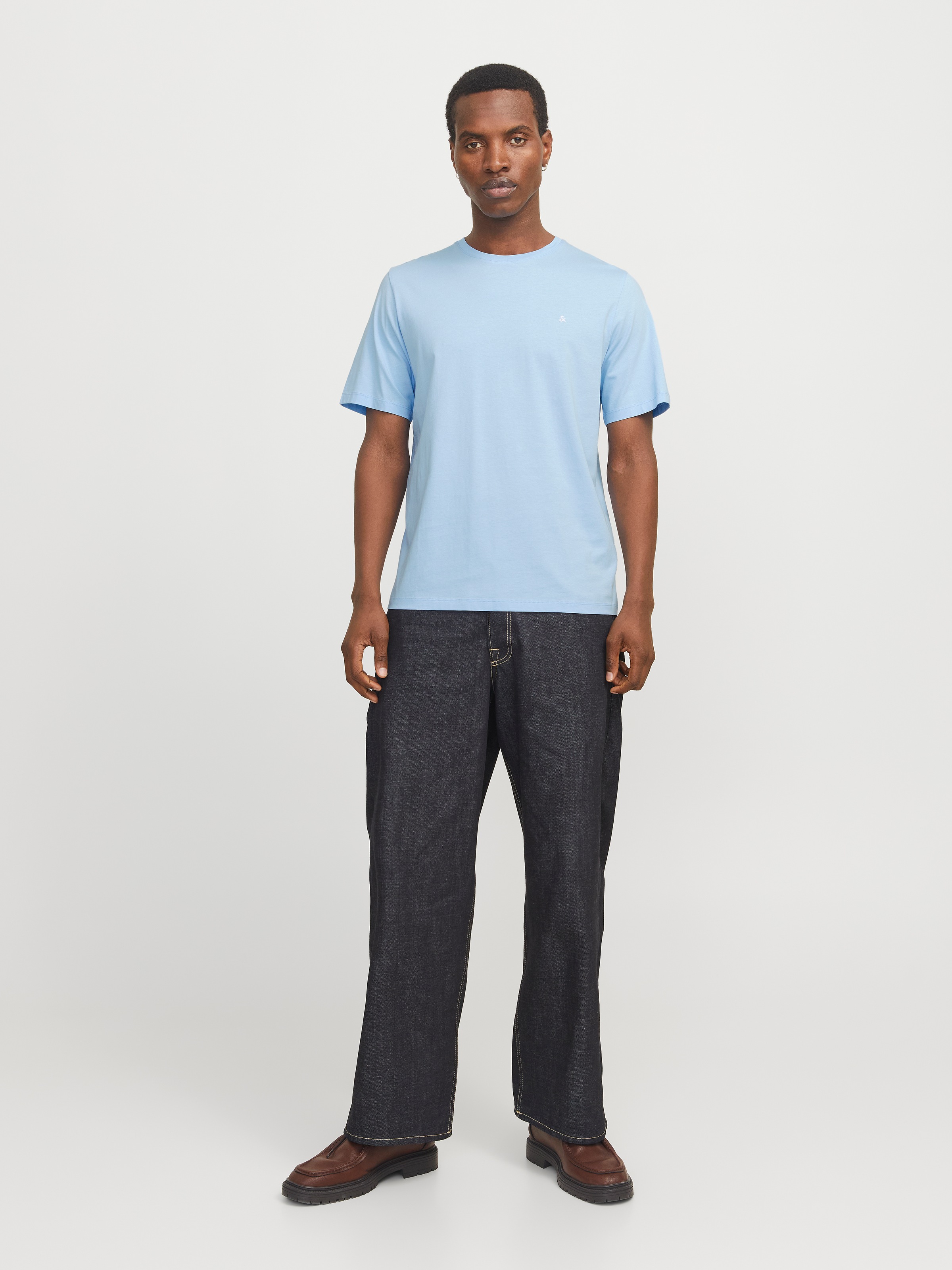 Jack & Jones Rundhalsshirt »JJEPAULOS TEE SS CREW NECK NOOS«, mit Logo Stickerei