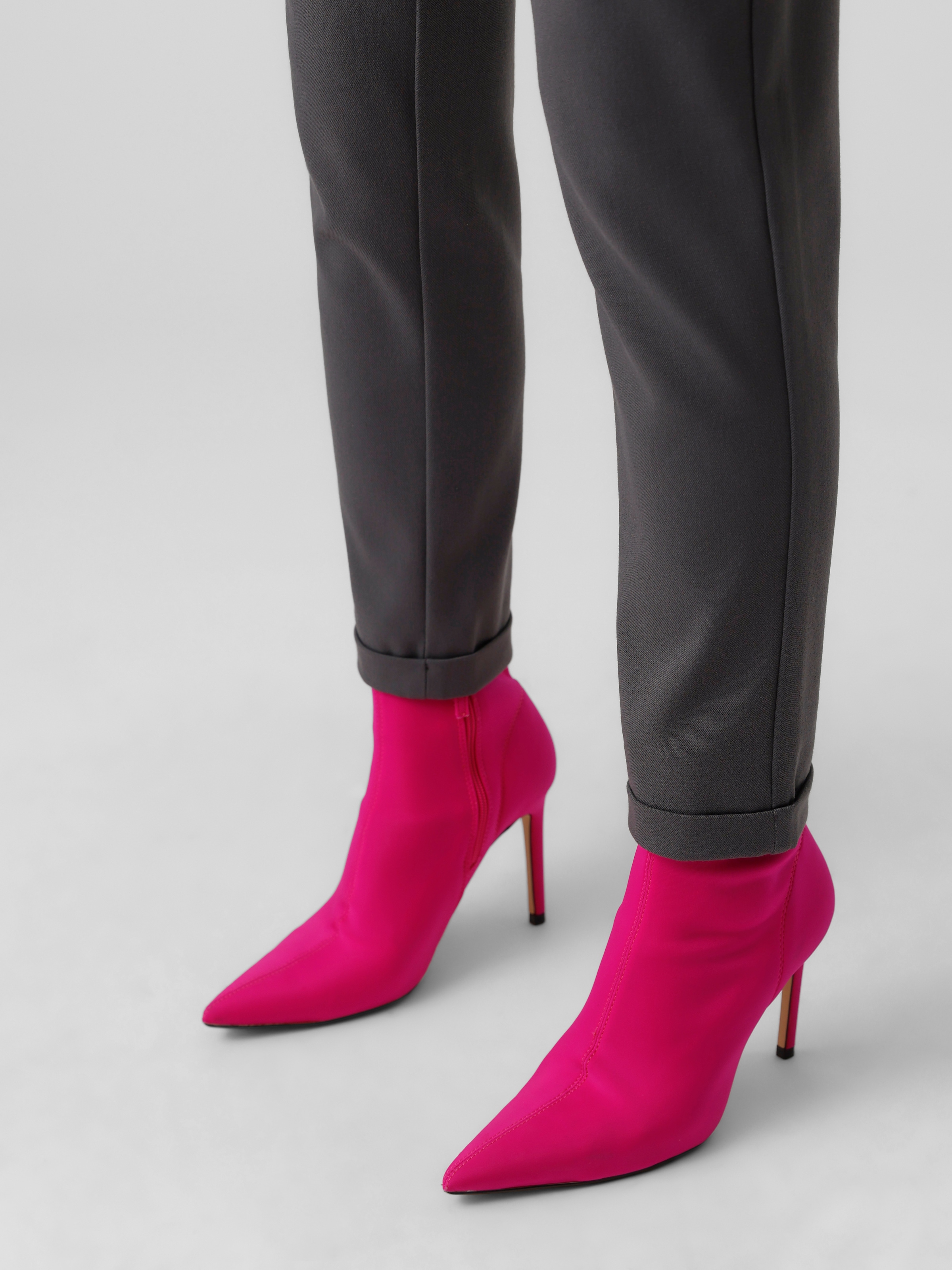 Vero Moda Anzughose »VMMAYA MR LOOSE SOLID PANT NOOS«, knöchelfreie Form mit Saumaufschlag