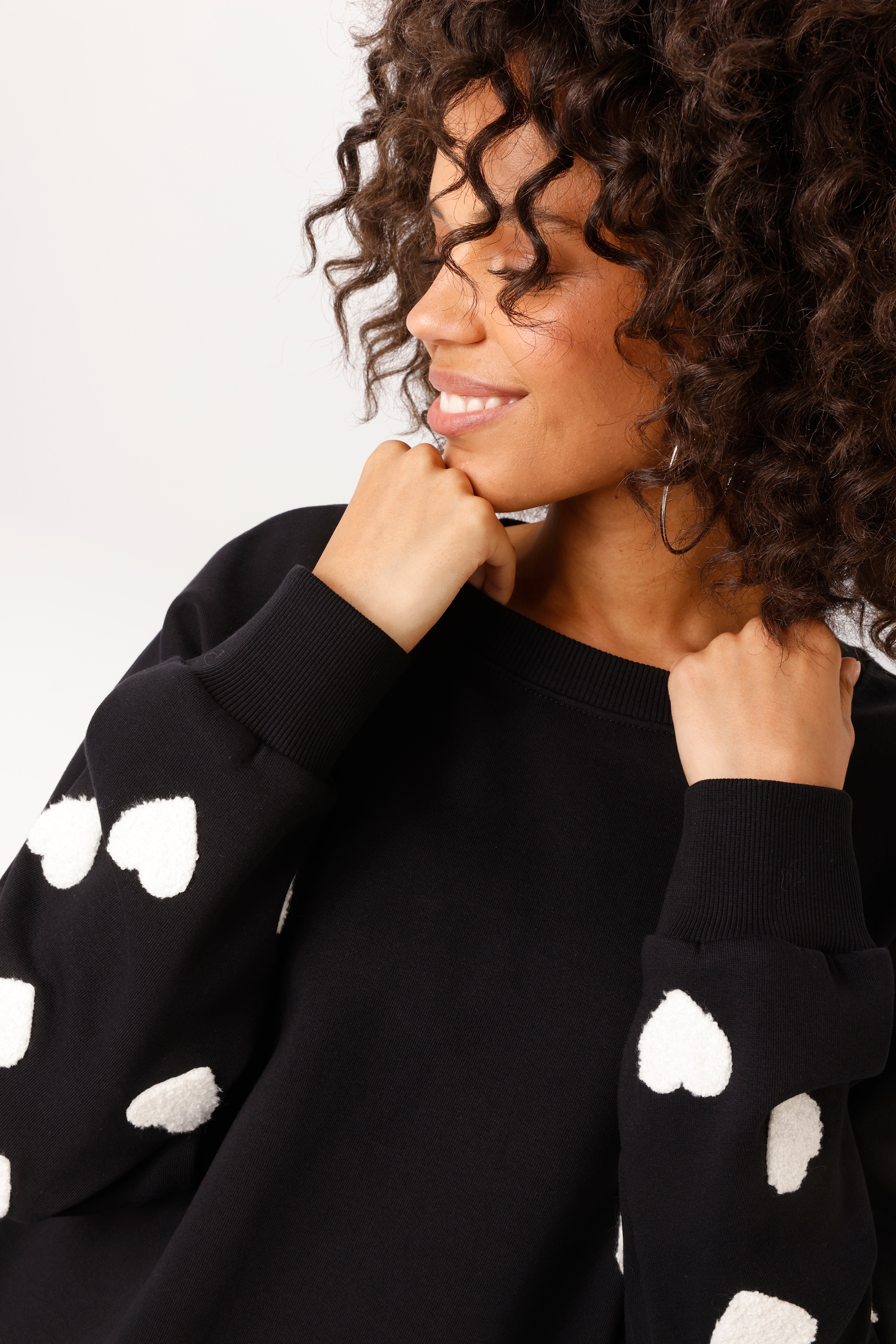 Aniston CASUAL Sweatshirt , mit Frottee-Herzen in den langen Ärmeln - NEUE KOLLEKTION
