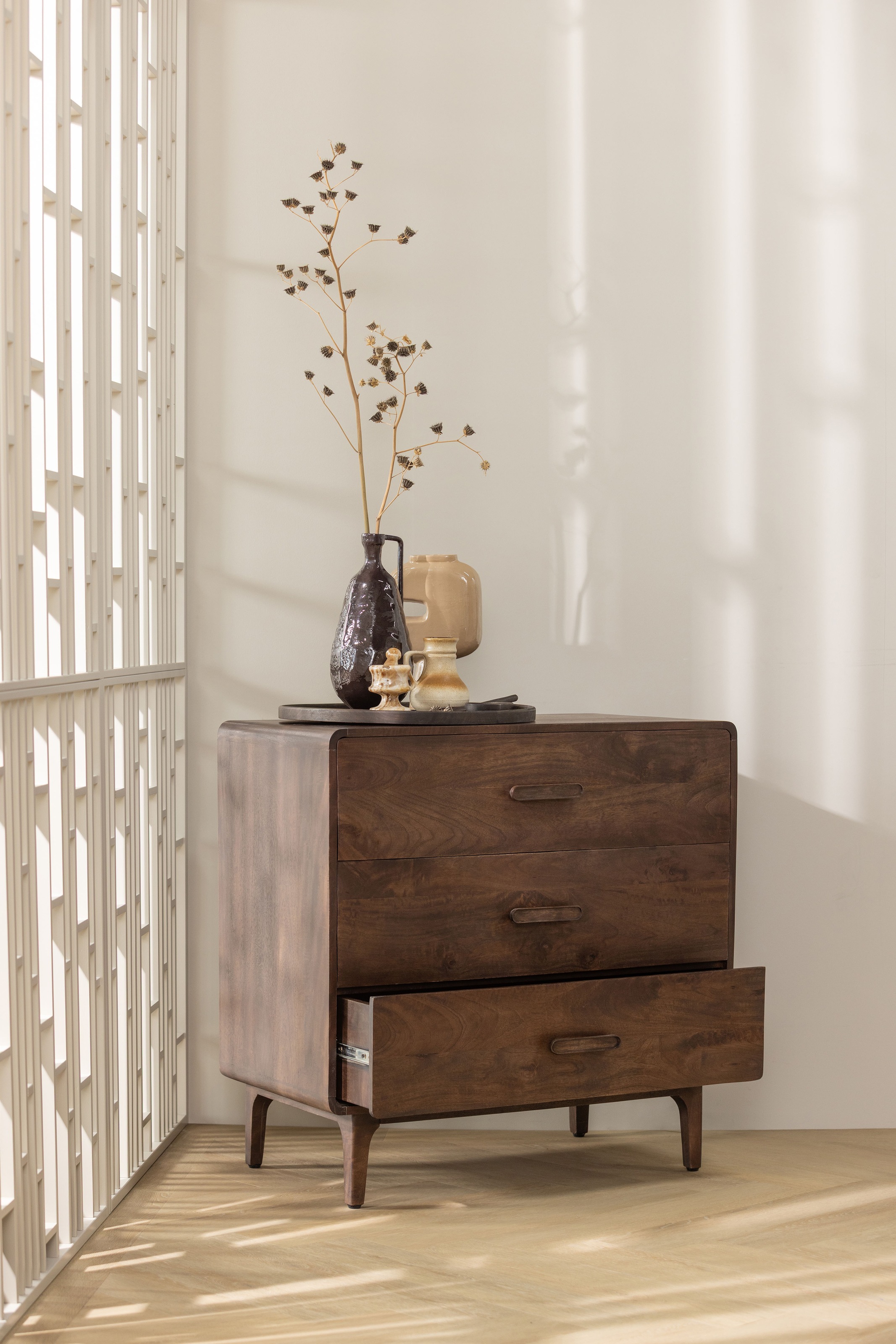 WOOOD Sideboard »Liya mit Massivmangoholz undDämpfung Funktion, B 90 x T 50 x H 90 cm« Spielerische Griffgestaltung, Tragkraft 15–25 kg pro Schublade