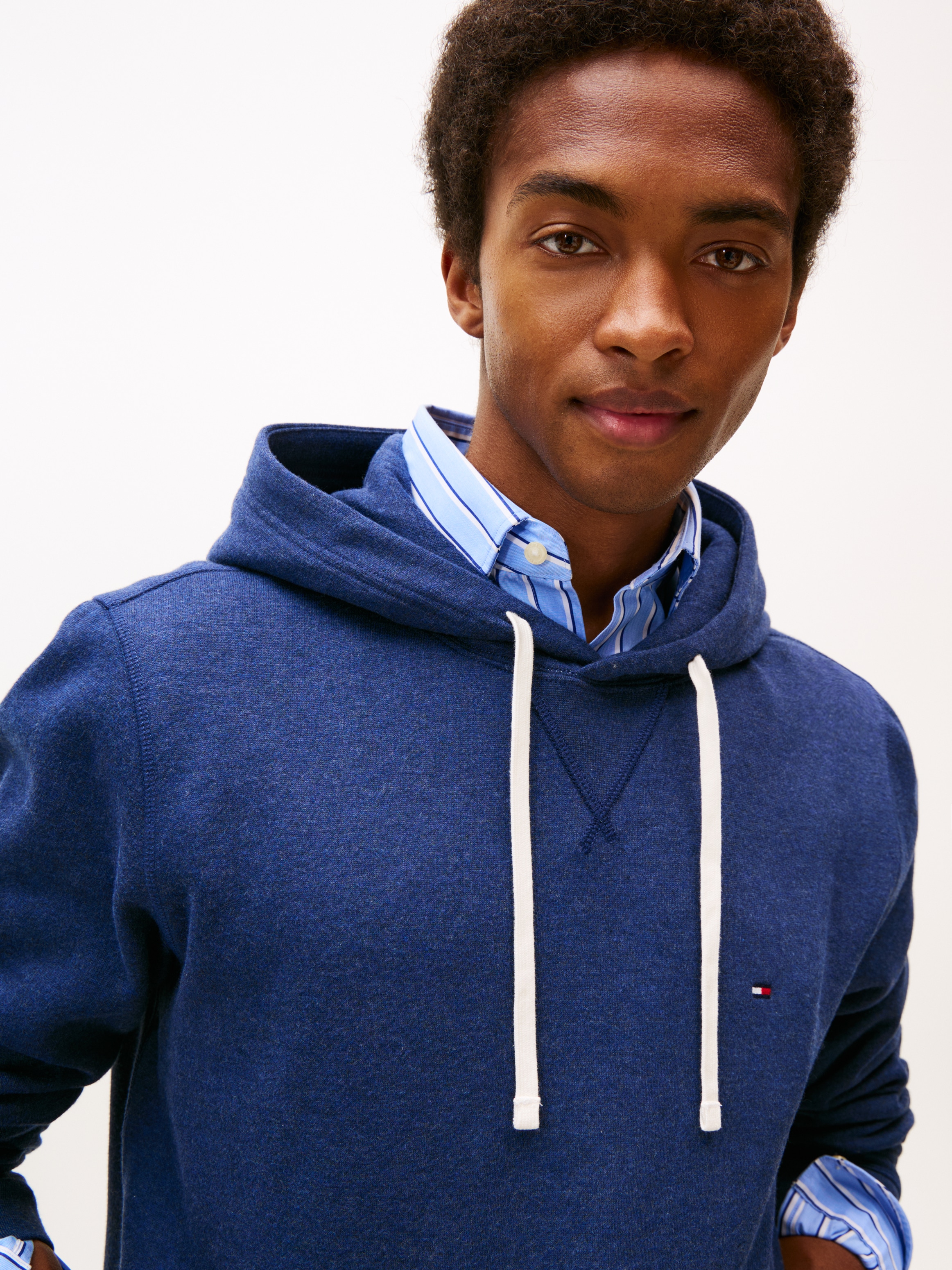 Tommy Hilfiger Hoodie »ESS SEASONAL FLEECE HOODY mit Kapuze und Kängurutasche« unifarben, casual, regular fit, Baumwollmix, Kapuze