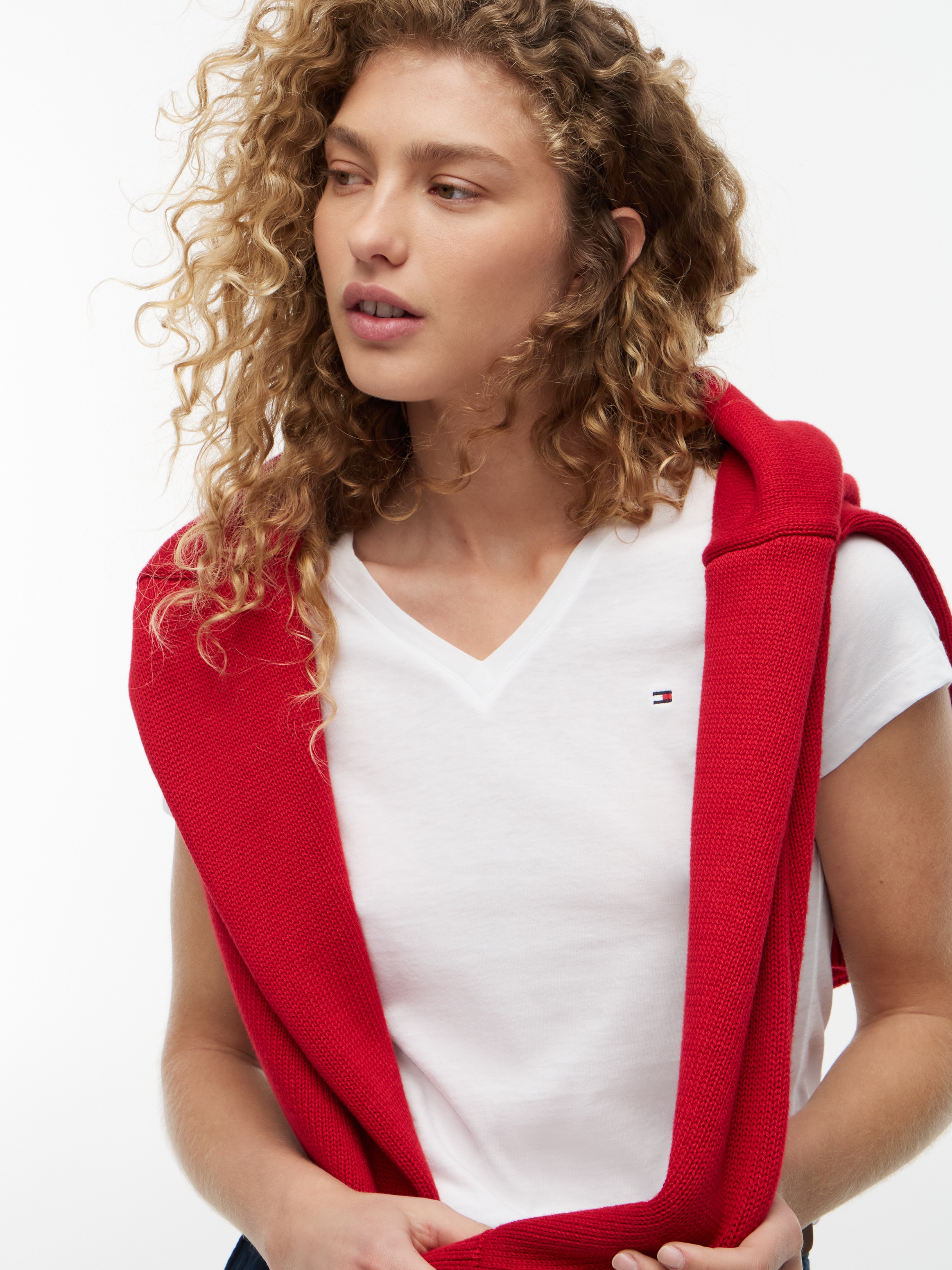 Tommy Hilfiger T-Shirt »HERITAGE V-NK TEE« mit  Tommy Hilfiger Logo-Flag auf der Brust