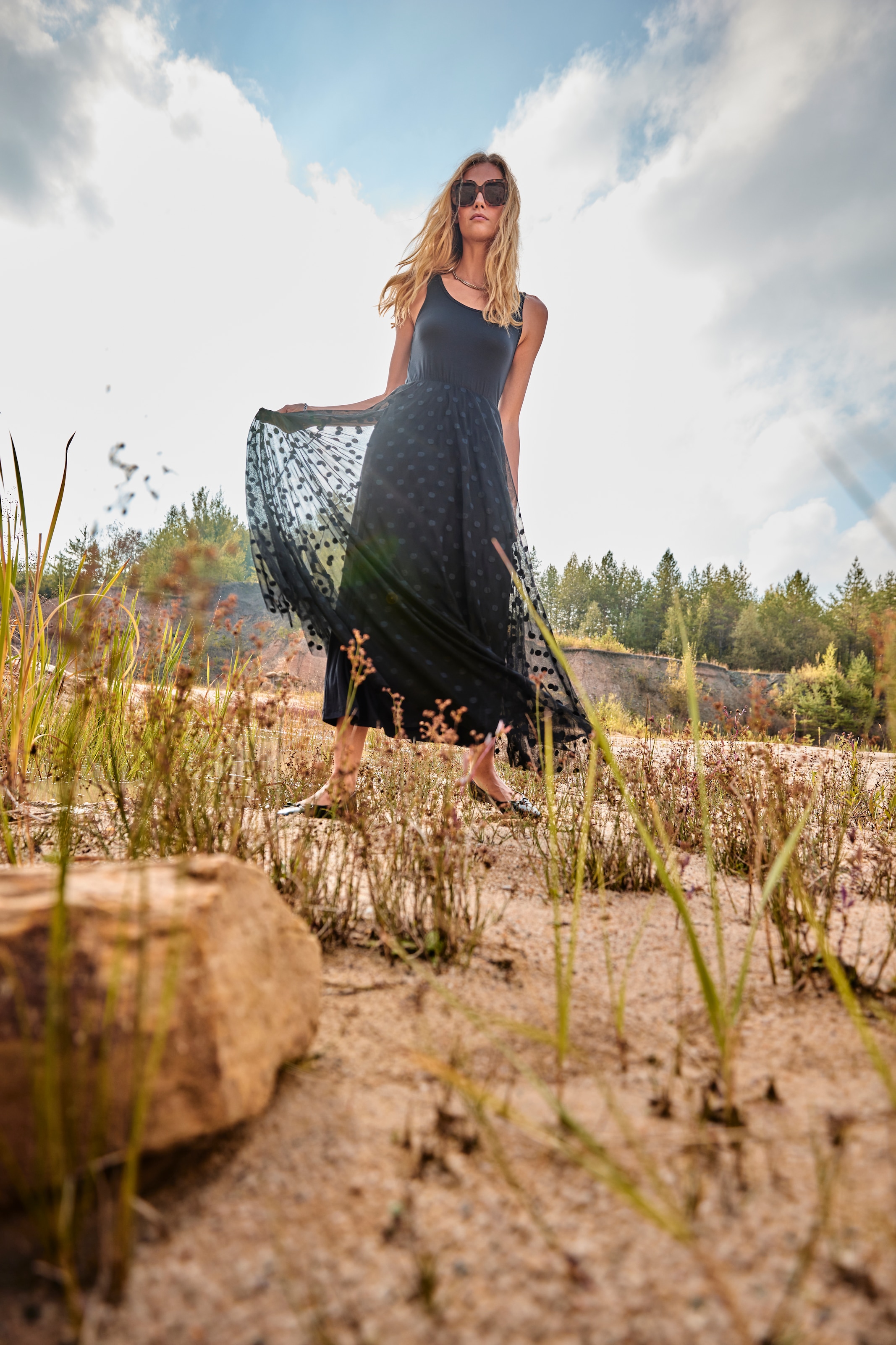Aniston CASUAL Maxikleid, mit getupften Mesh verziertem Rockteil