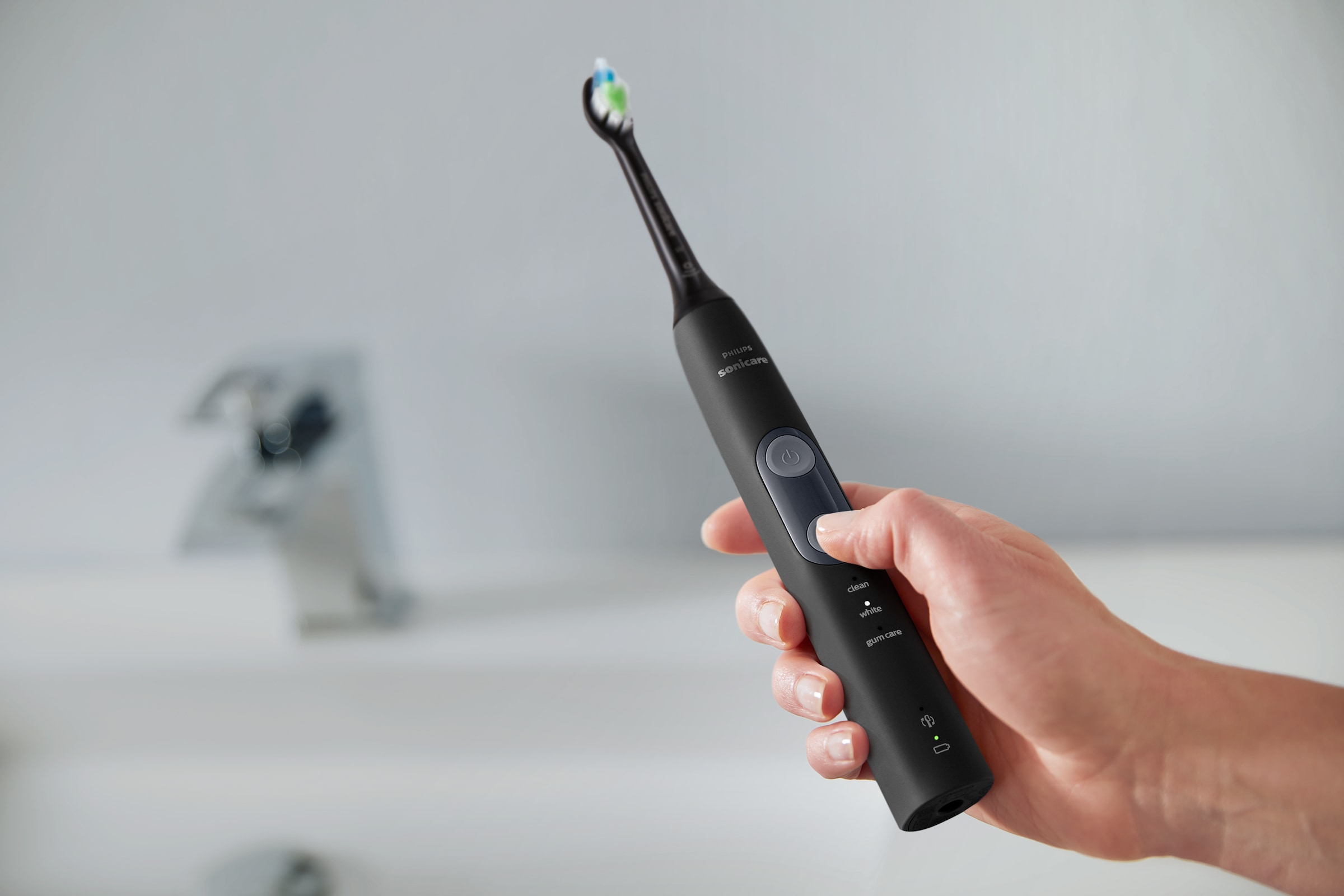 Philips Sonicare Aufsteckbürsten »Standard W2 Optimal White, Farbe schwarz«, mit der Bürstenkopferkennung, Standardgröße