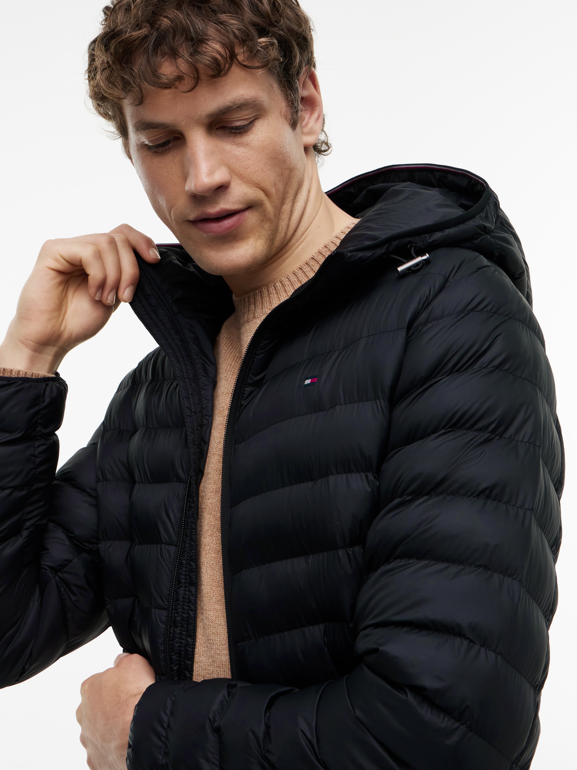 Tommy Hilfiger Steppjacke »PACKABLE RECYCLED HOODED« mit Kapuze sportive Kapuze mit Global Stripe