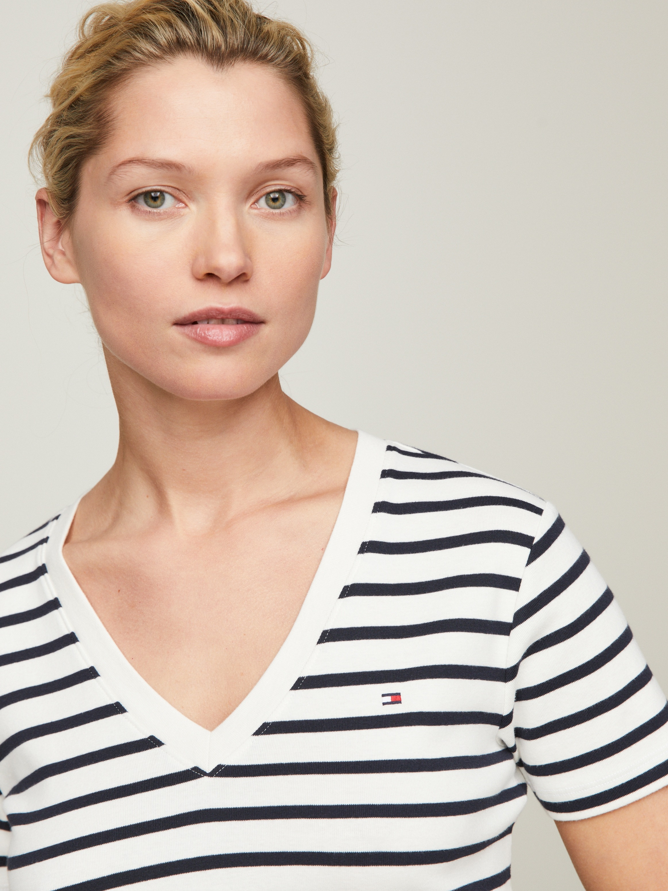 Tommy Hilfiger T-Shirt »SLIM CODY V-NK SS mit V-Ausschnitt und Streifen«, gestreift, casual, slim fit, Baumwolle, V-Ausschnitt