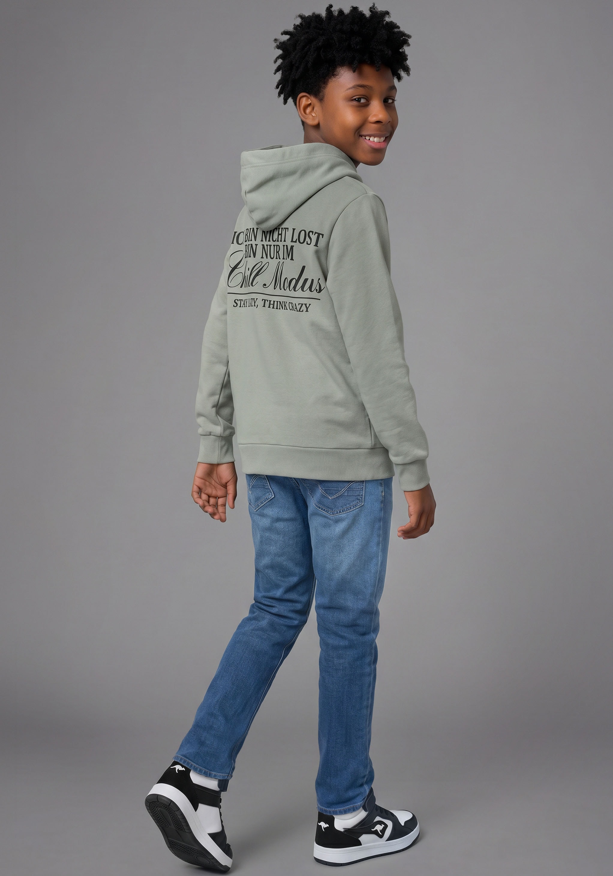 KIDSWORLD Kapuzensweatshirt »Hoodie mit Spruch vorne und hinten«, Sweatshirt mit Sprüchedruck, Langarm, hüftbedeckend, mit Kängurutasche

