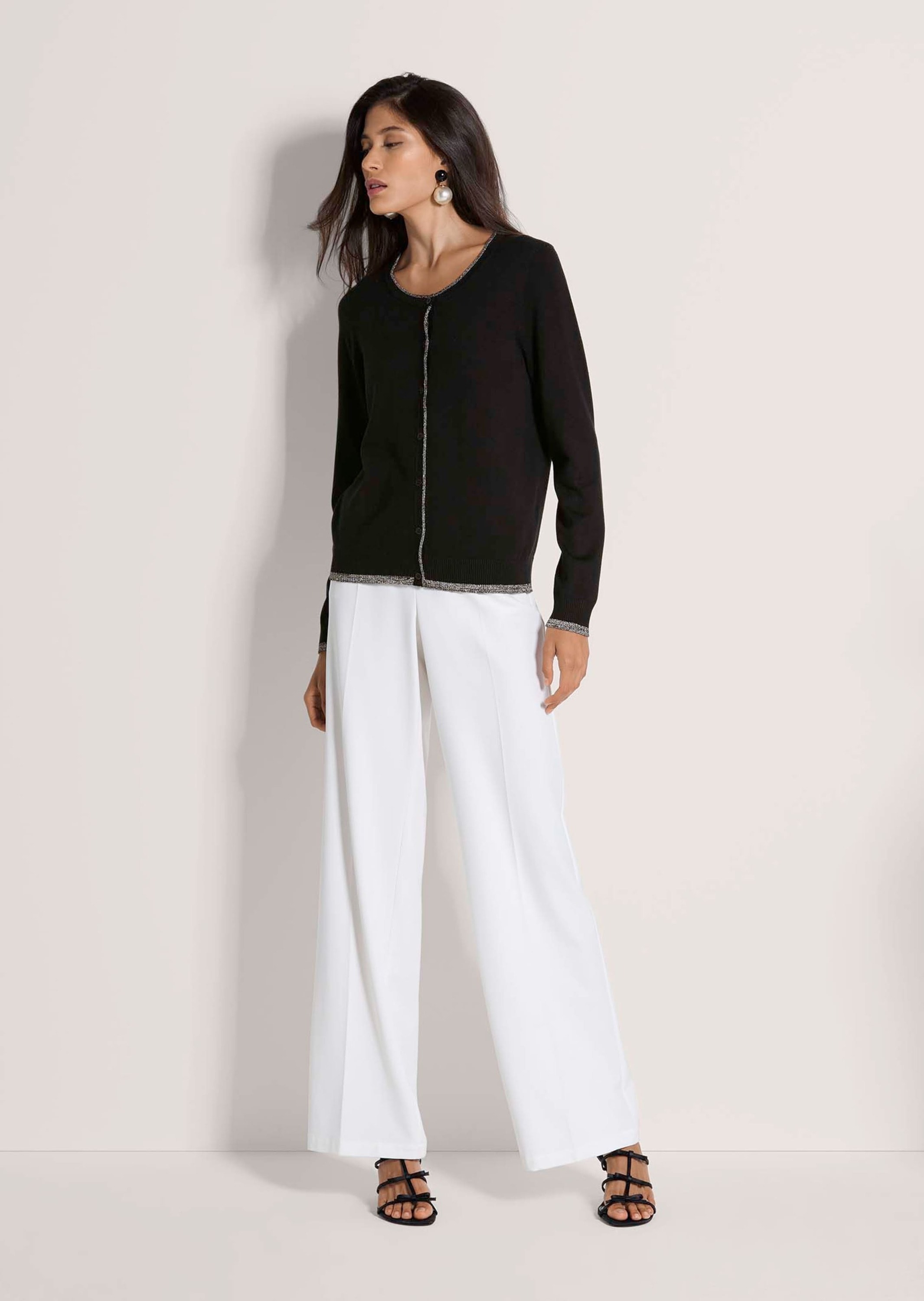 MADELEINE Strickjacke »Strickjacke Lockere Feinstrick-Jacke mit Kontrasten« Schmale Glanzstreifen an Abschlüssen