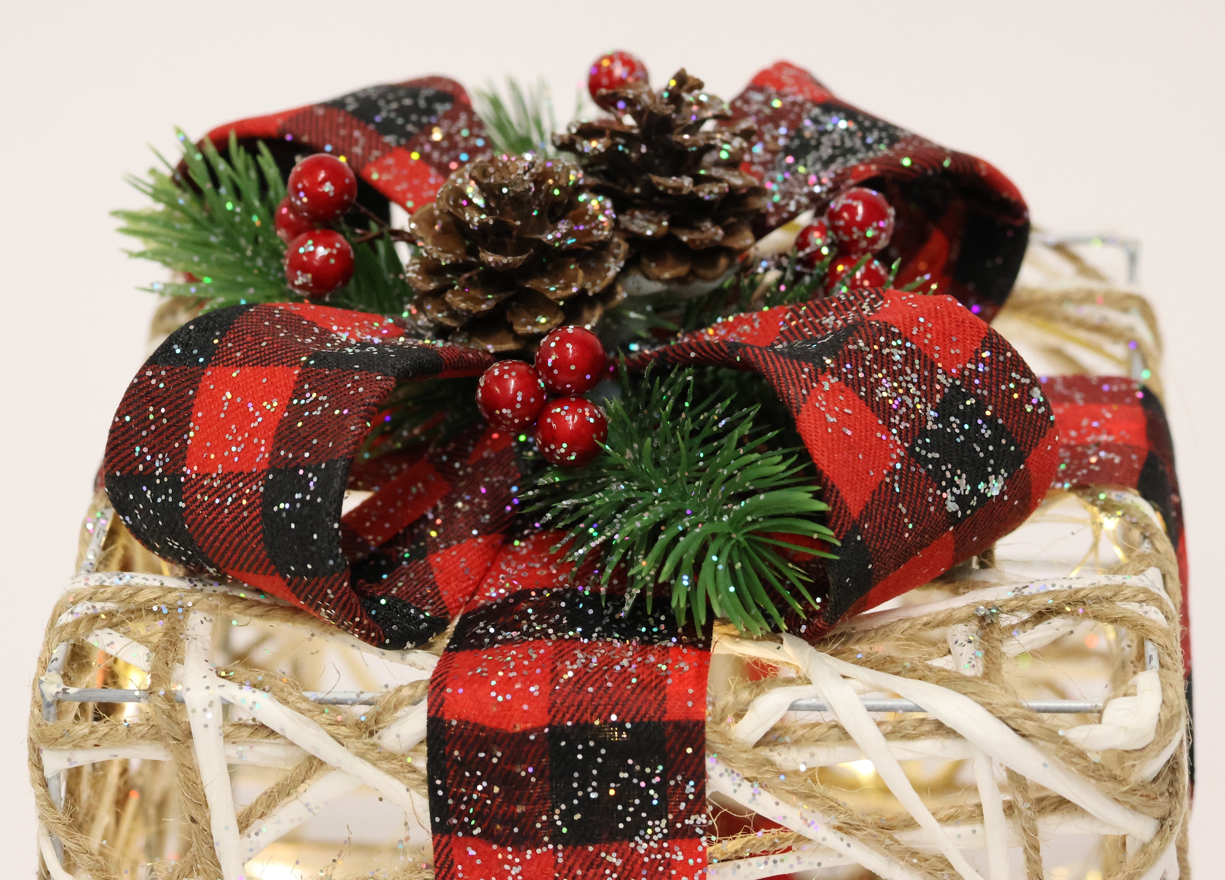 I.GE.A. Dekofigur »Weihnachtsfigur Leuchtfigur LED-Geschenk mit Schleife« Geschenkpaket Schleife Tanne Beeren Zapfen Weihnachtsdeko beleuchtet