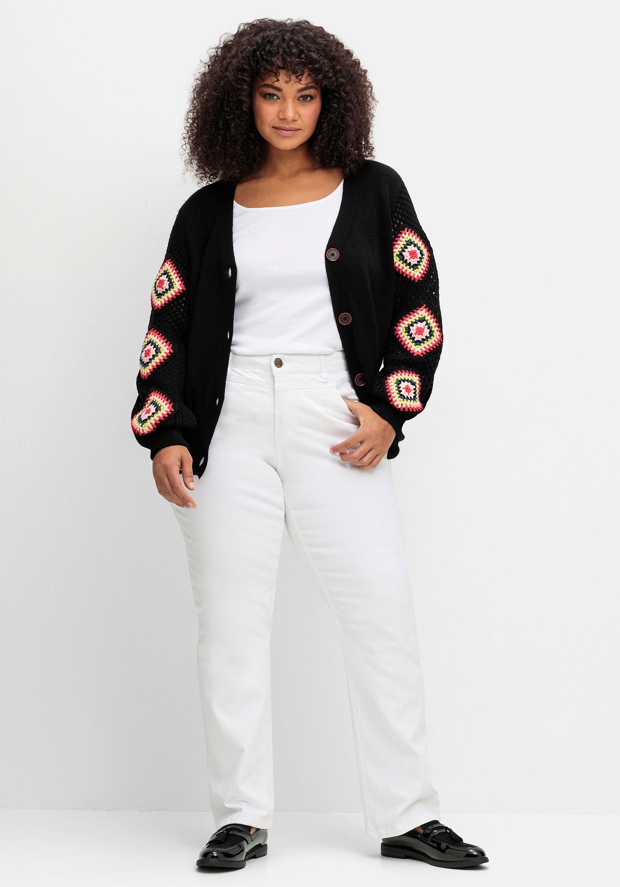Sheego Strickjacke »Strickjacke mit aufgenähten Häkelpatches«