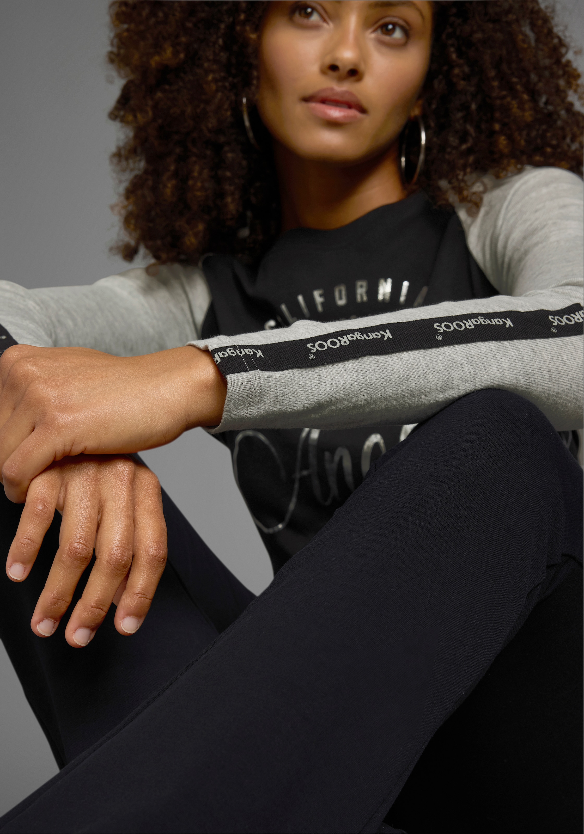 KangaROOS Longsleeve, Langarm, sehr figurbetonte Passform, mit glänzendem Metallic-Druck