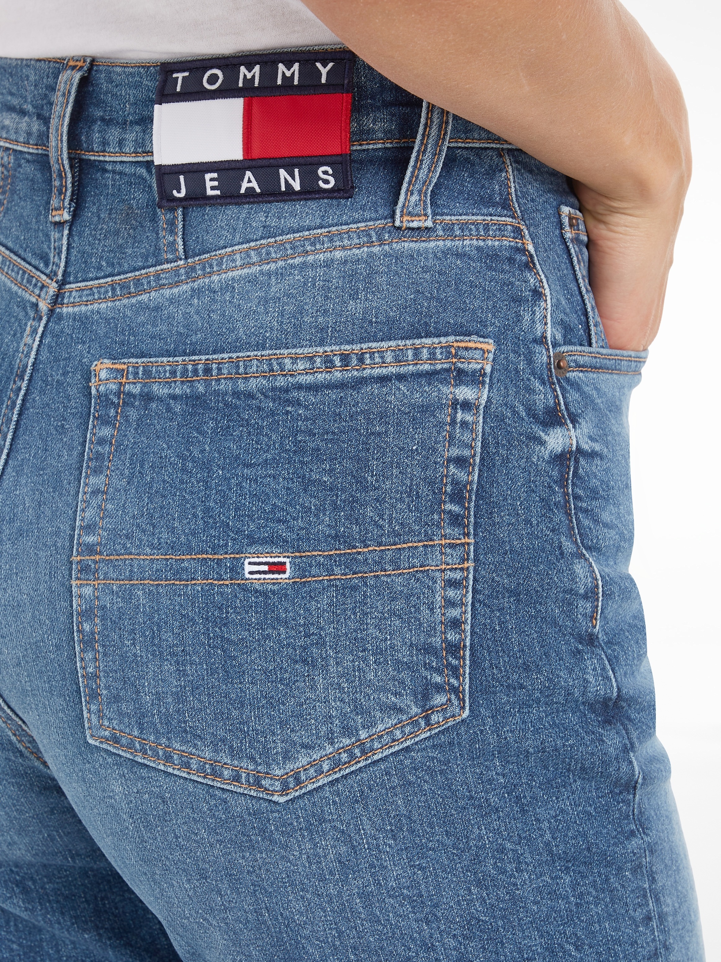 und im »MOM OTTO Shop mit Labelflags JEAN Mom-Jeans TPR UHR Online CG5136«, Jeans Logobadge Tommy