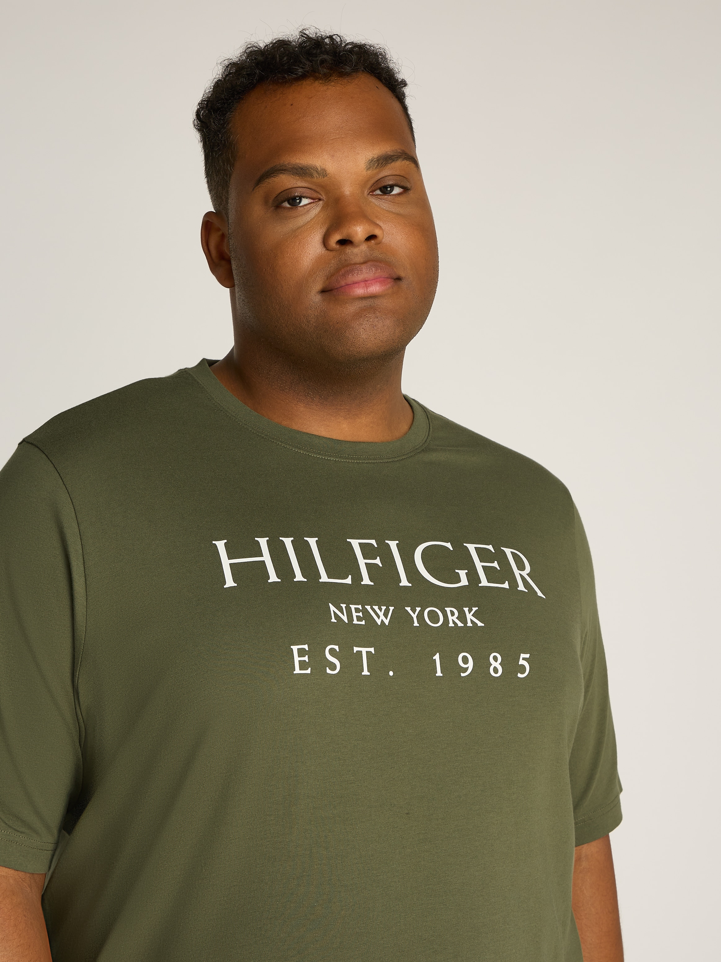 Tommy Hilfiger Big & Tall Rundhalsshirt »BT-BIG HILFIGER TEE-T«, in Großen Größen, mit Logoschriftzug, Rundhals