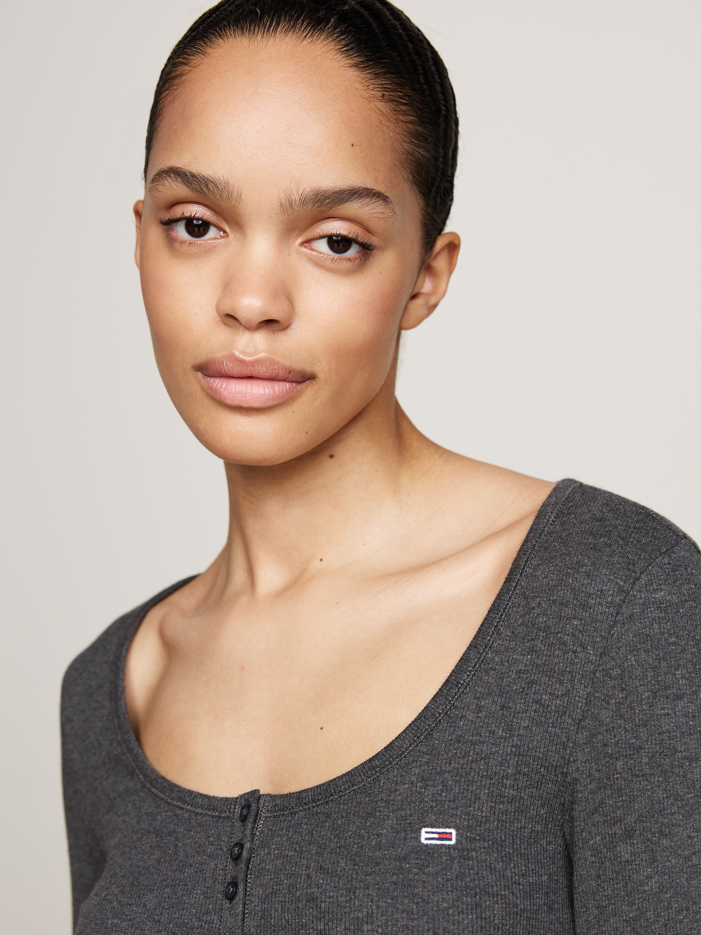 Tommy Jeans Curve Henleyshirt »TJW MELANGE HENLEY LS EXT«, mit tiefem Rundhals, Knopfleiste, Langarm, Logo-Flag