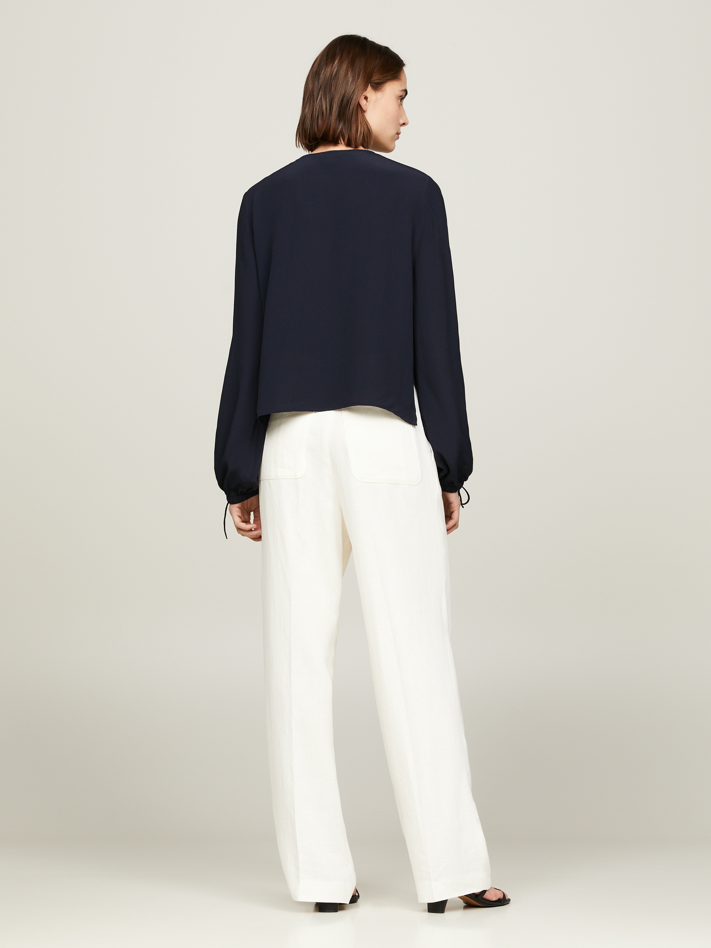 Tommy Hilfiger Crepebluse »VISCOSE CREPE SOLID VN BLOUSE«, mit Metalllabel