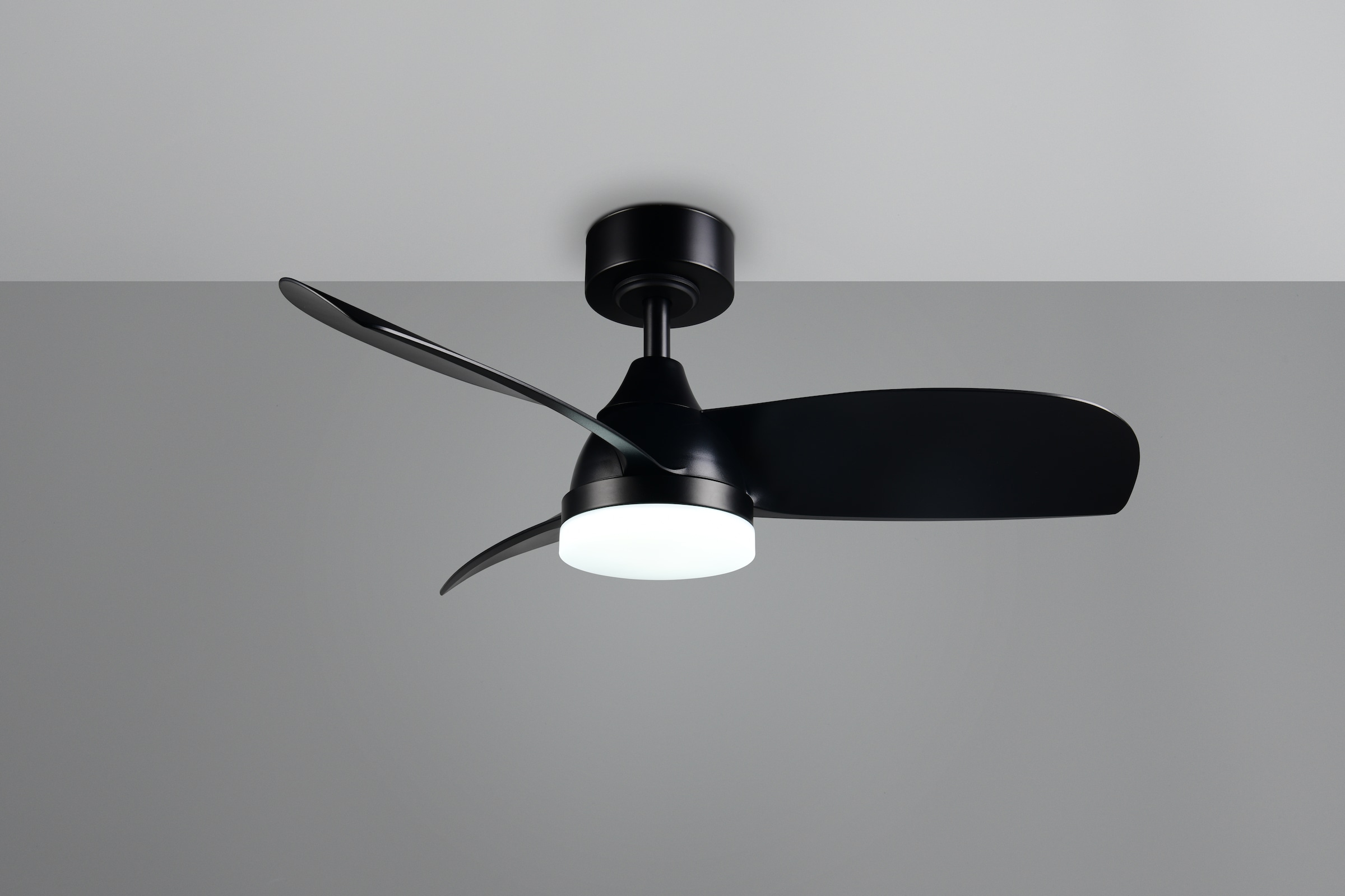 REALITY Leuchten LED Deckenleuchte »HELSINKI mit Ventilator, Deckenventilator mit Licht inkl Fernbedienung« LED-Board 1 Stk. warmweiß - kaltweiß 6 Geschwindigkeiten höhenverstellbar Vor-& Rücklauf dimmbar Nachtlicht