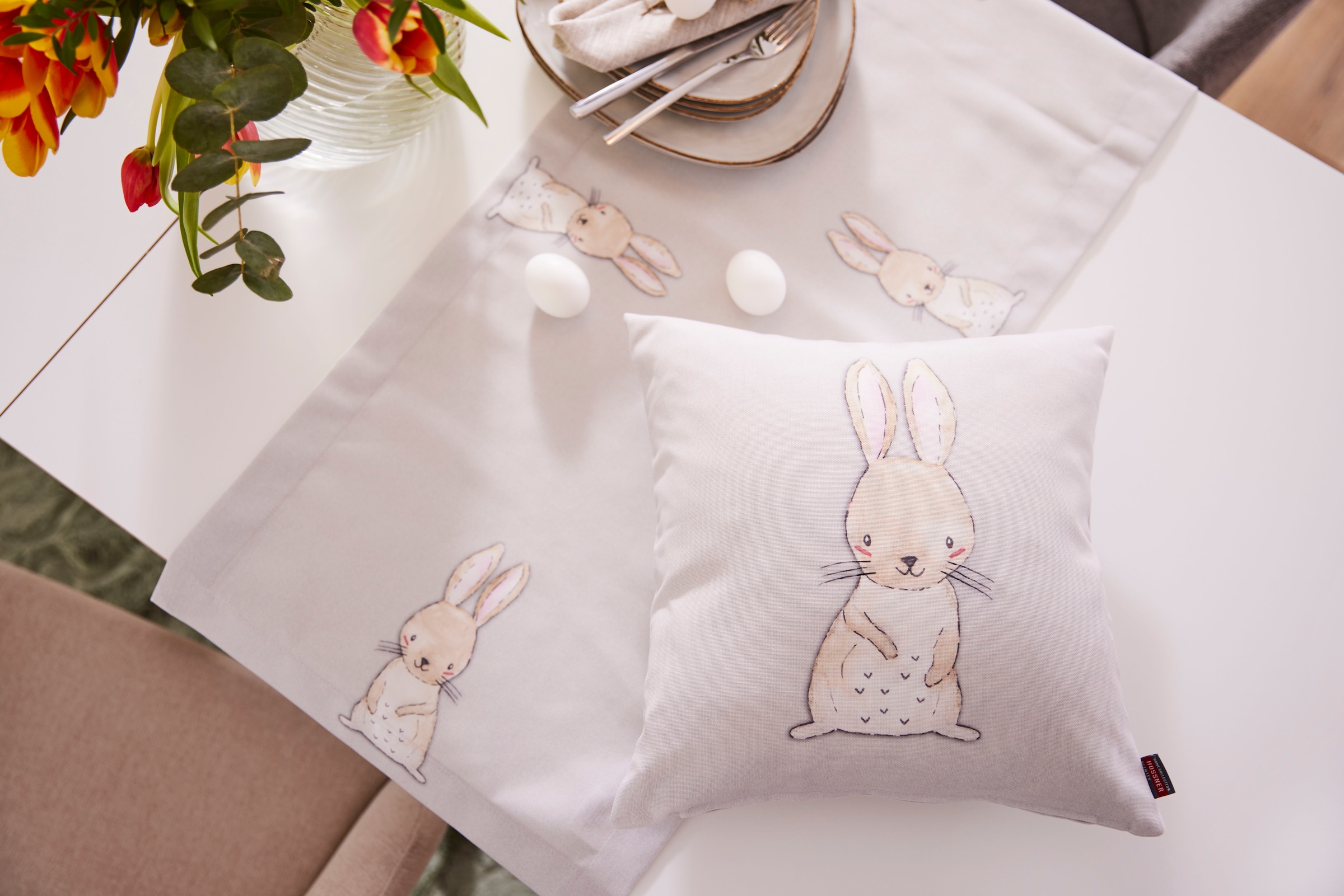 HOSSNER - HOMECOLLECTION Tischläufer »Liebre mit Hasenmotiv, Osterdeko, Ostern«, (1 St.), Tischwäsche aus 100% Polyester, mit Osterhasen-Motiv