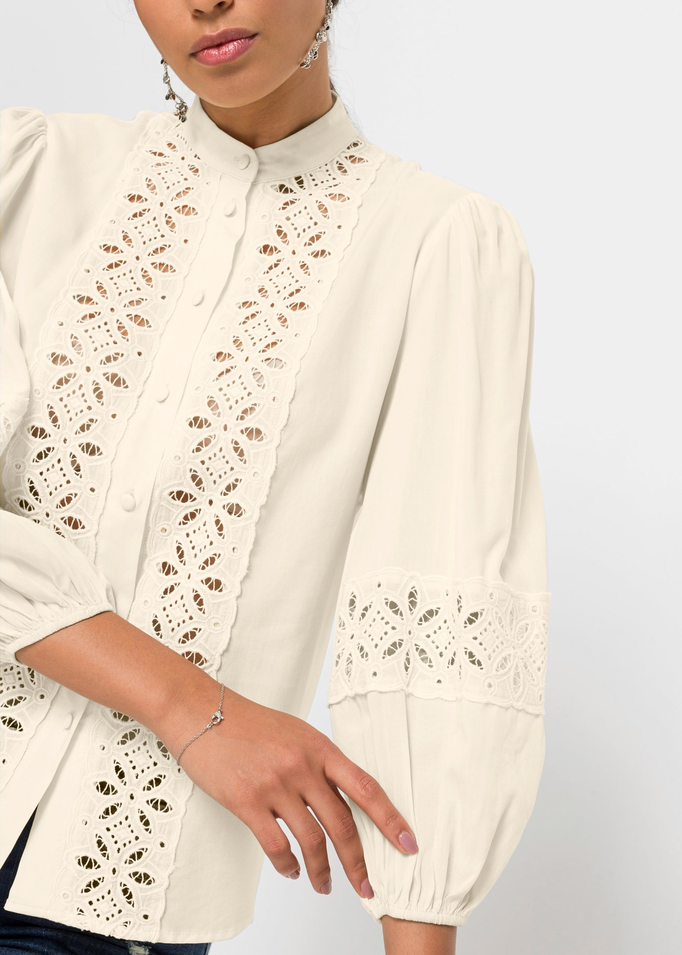 bonprix Spitzenbluse mit 3/4 Puffärmel, tolle Lochspitze, Stehkragen, Knopfleiste