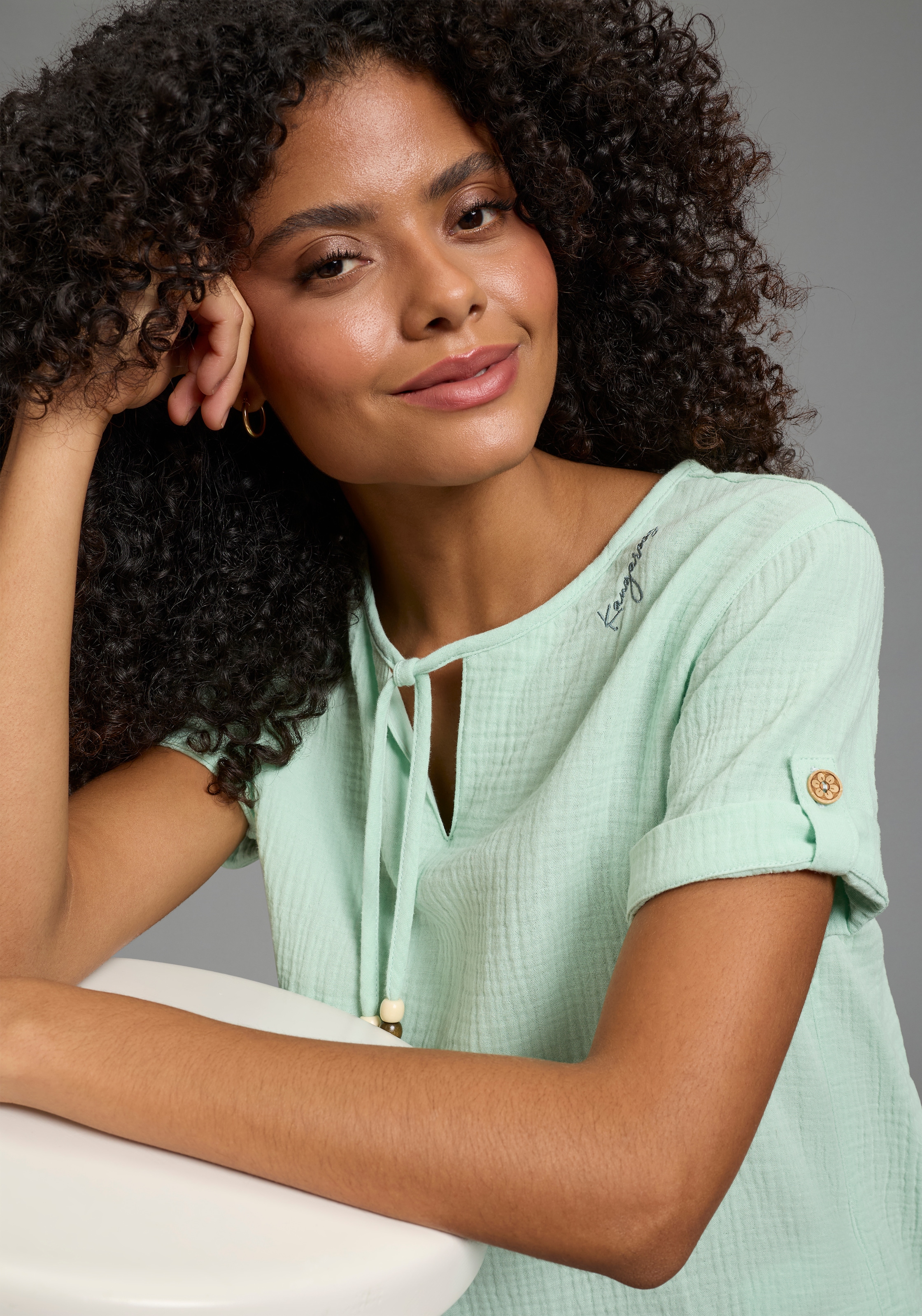 KangaROOS Kurzarmbluse Kurzarm mit Aufschlag und Riegel, Rundhalsausschnitt