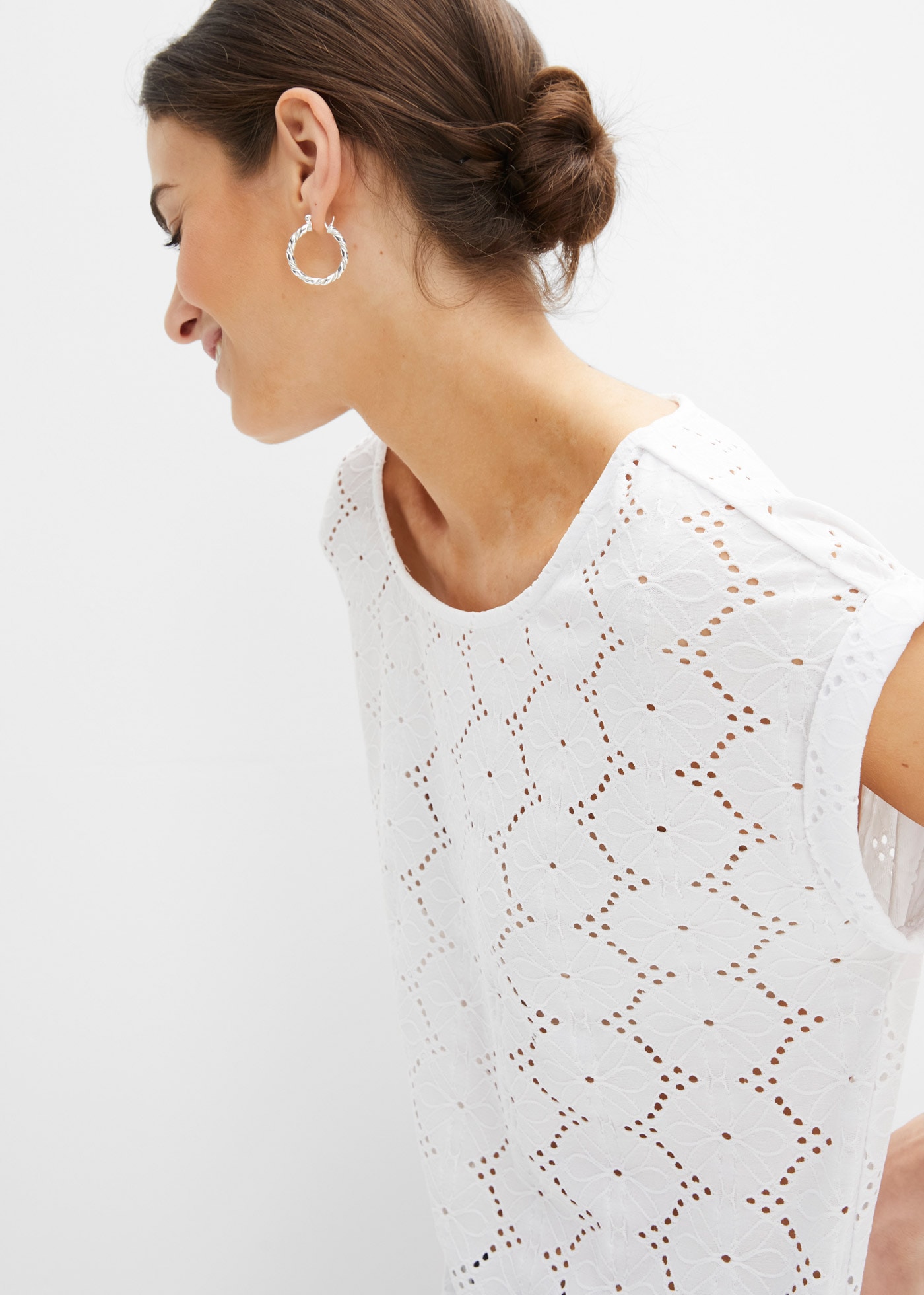 bonprix Shirtbluse bequeme Passform, mit Lochstickerei, elastisches Material