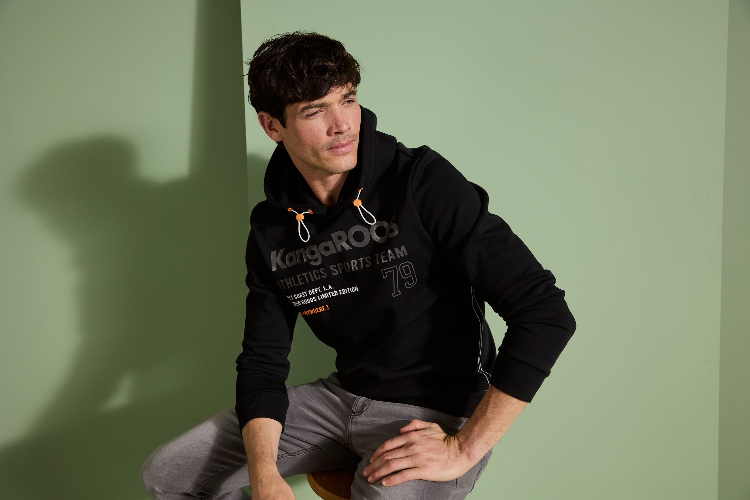 KangaROOS Kapuzensweatshirt , mit regulierbarem Elastikband an der Kapuze, schmale Passform
