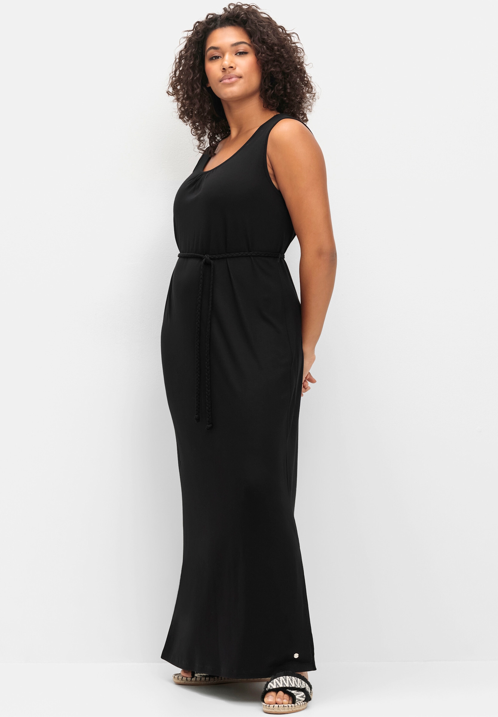 Sheego Strandkleid »Maxikleid Maxikleid mit Bindegürtel« Ohne Tasche mit Spitze am Rückenausschnitt