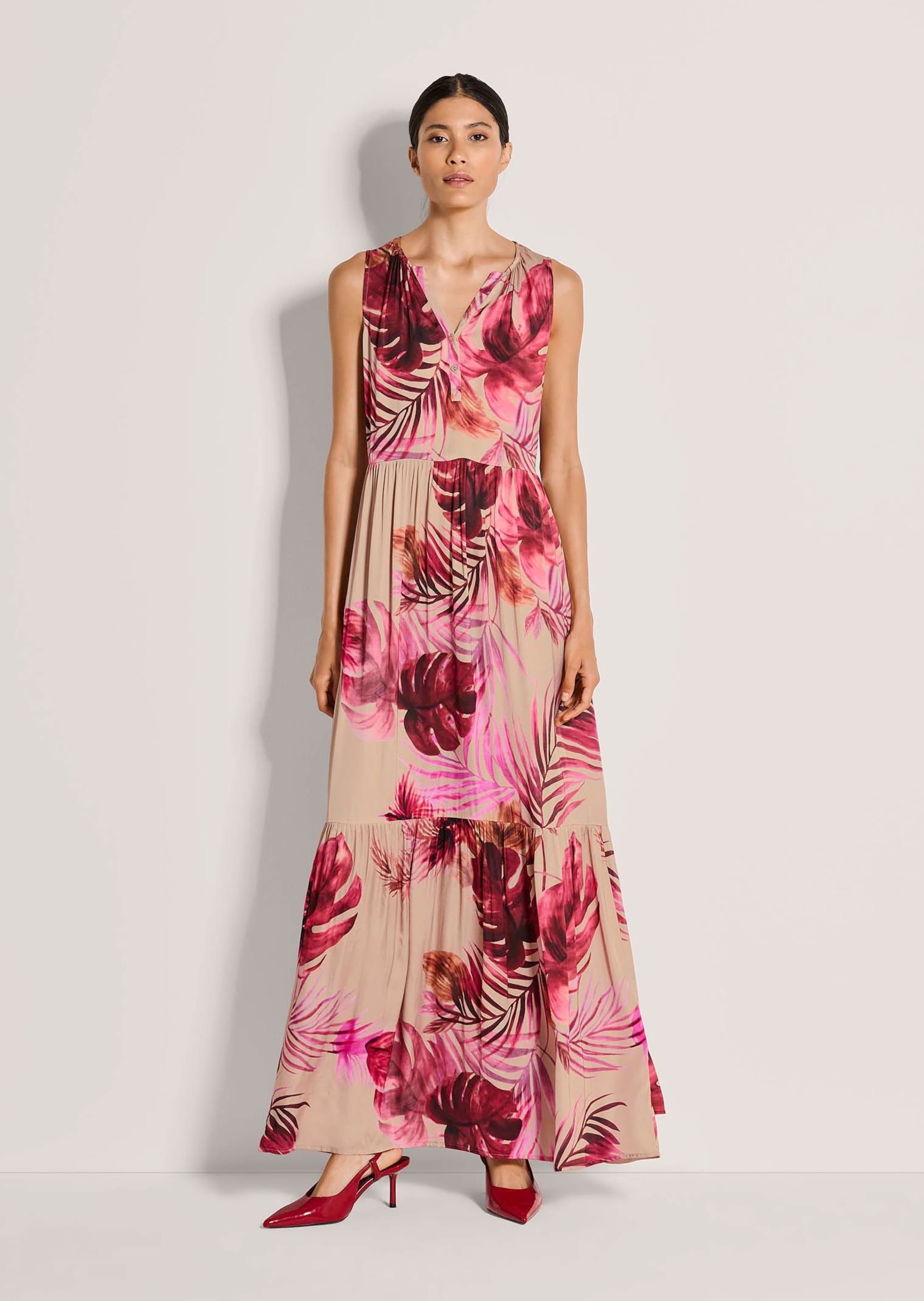 MADELEINE Midikleid »Sommerkleid Maxikleid mit floralem Print« Nahttasche Kleid mit Rundhalsausschnitt mit V-Blende und 2 Knöpfen, Rock in Stufen und Falten