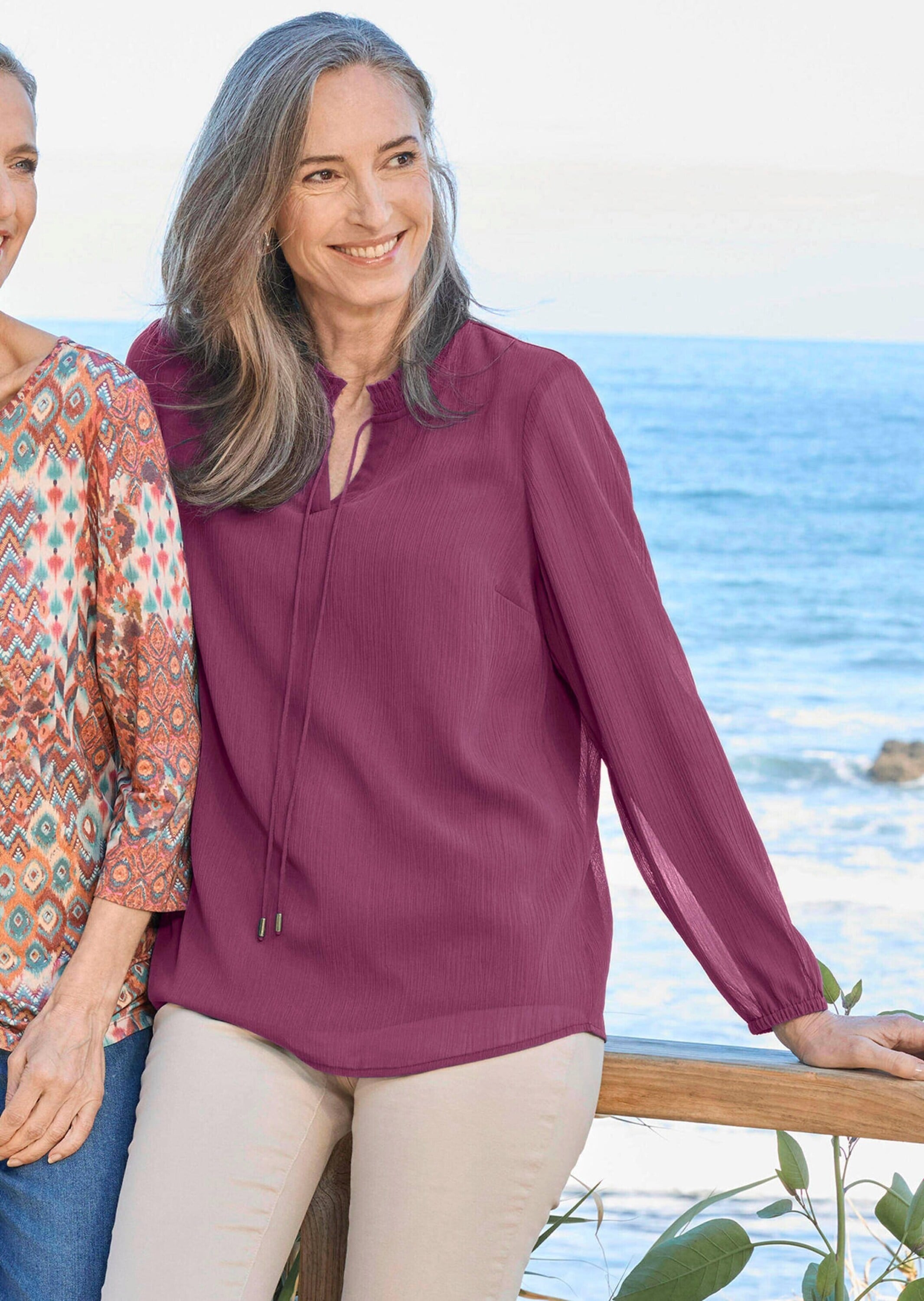 GOLDNER Chiffonbluse »Kurzgröße Chiffonbluse mit femininem Ausschnitt«