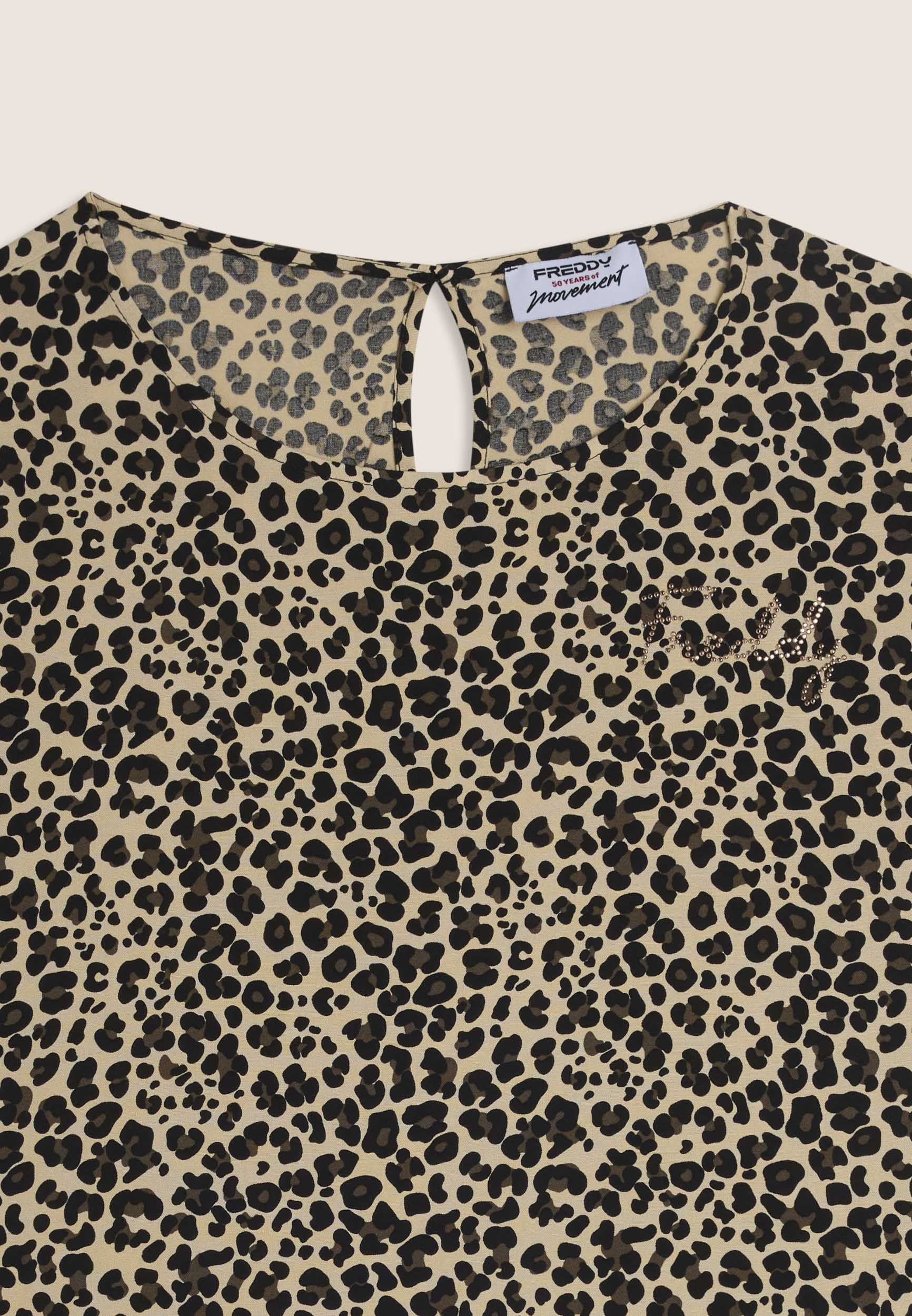 Freddy Rundhalsshirt mit allover Leoprint und Glitzerlogo
