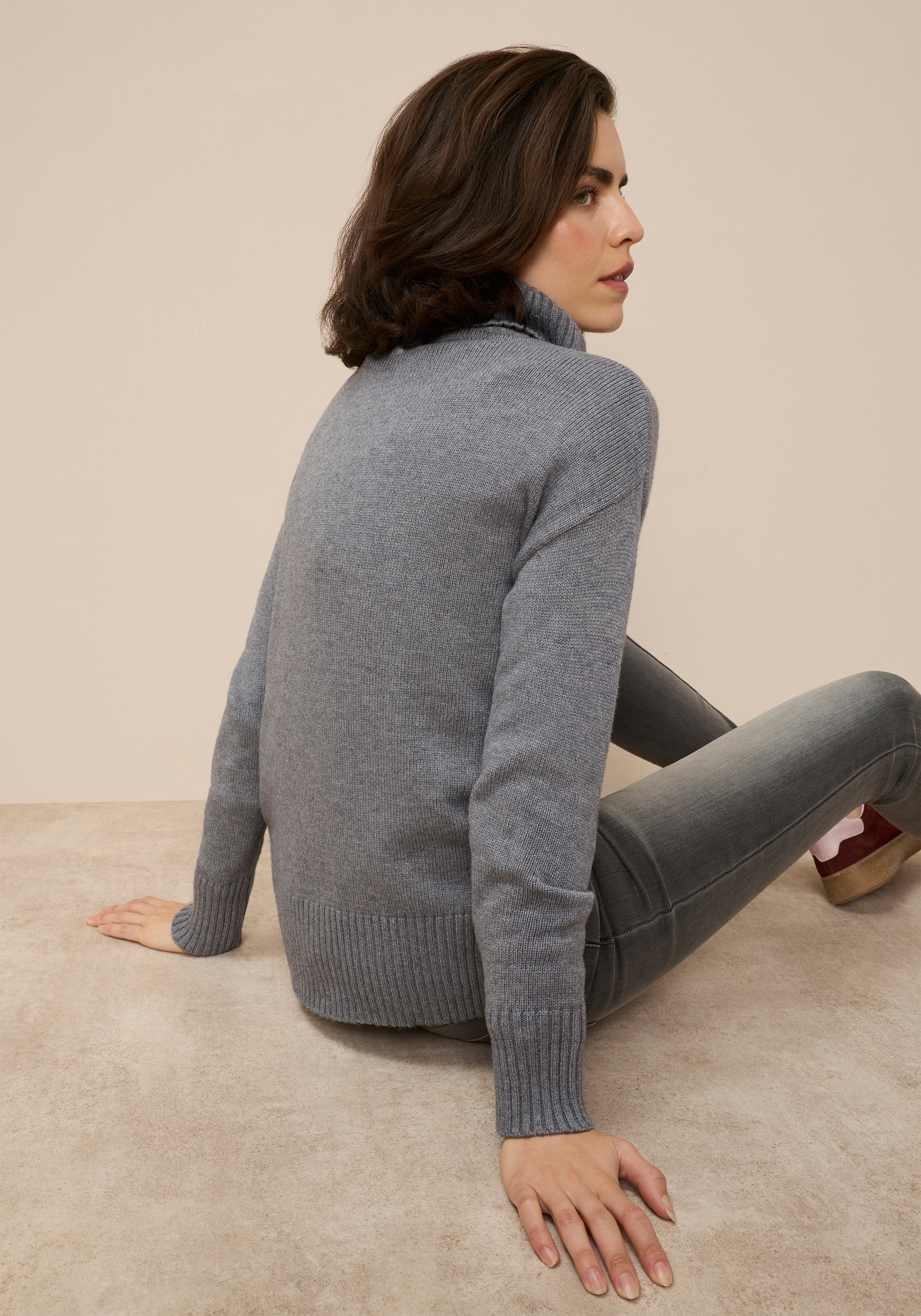 Tamaris Rollkragenpullover in lässiger Form mit seitlichen Schlitzen