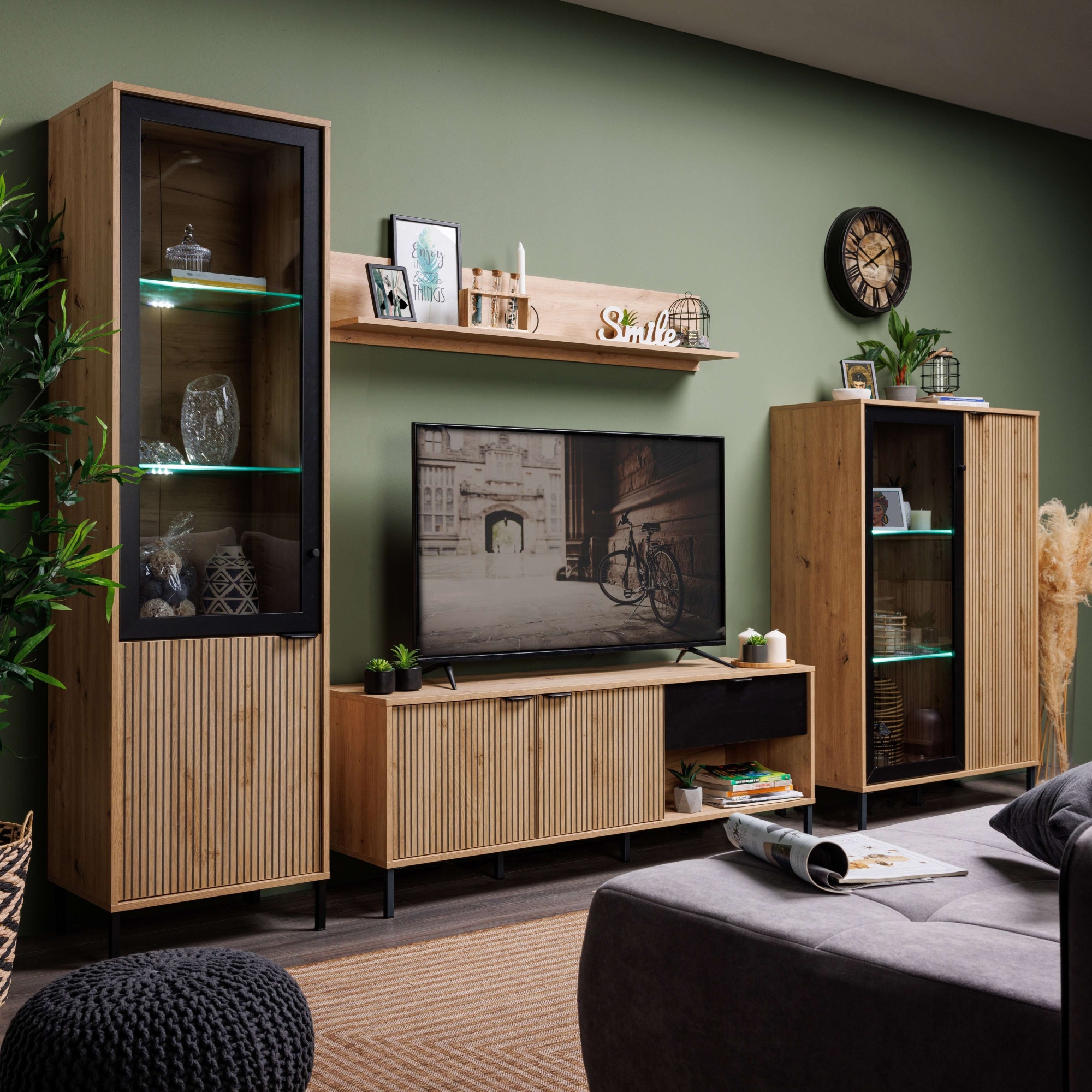 Home affaire Wohnzimmer-Set »Mayenne, inkl. Vitrine H195cm, Highboard H137,5cm, TV-Board, Wandregal«, (Komplett-Set, 4 St.), Es besteht die Möglichkeit, Beleuchtung hinzuzufügen. Breite 304,5 cm