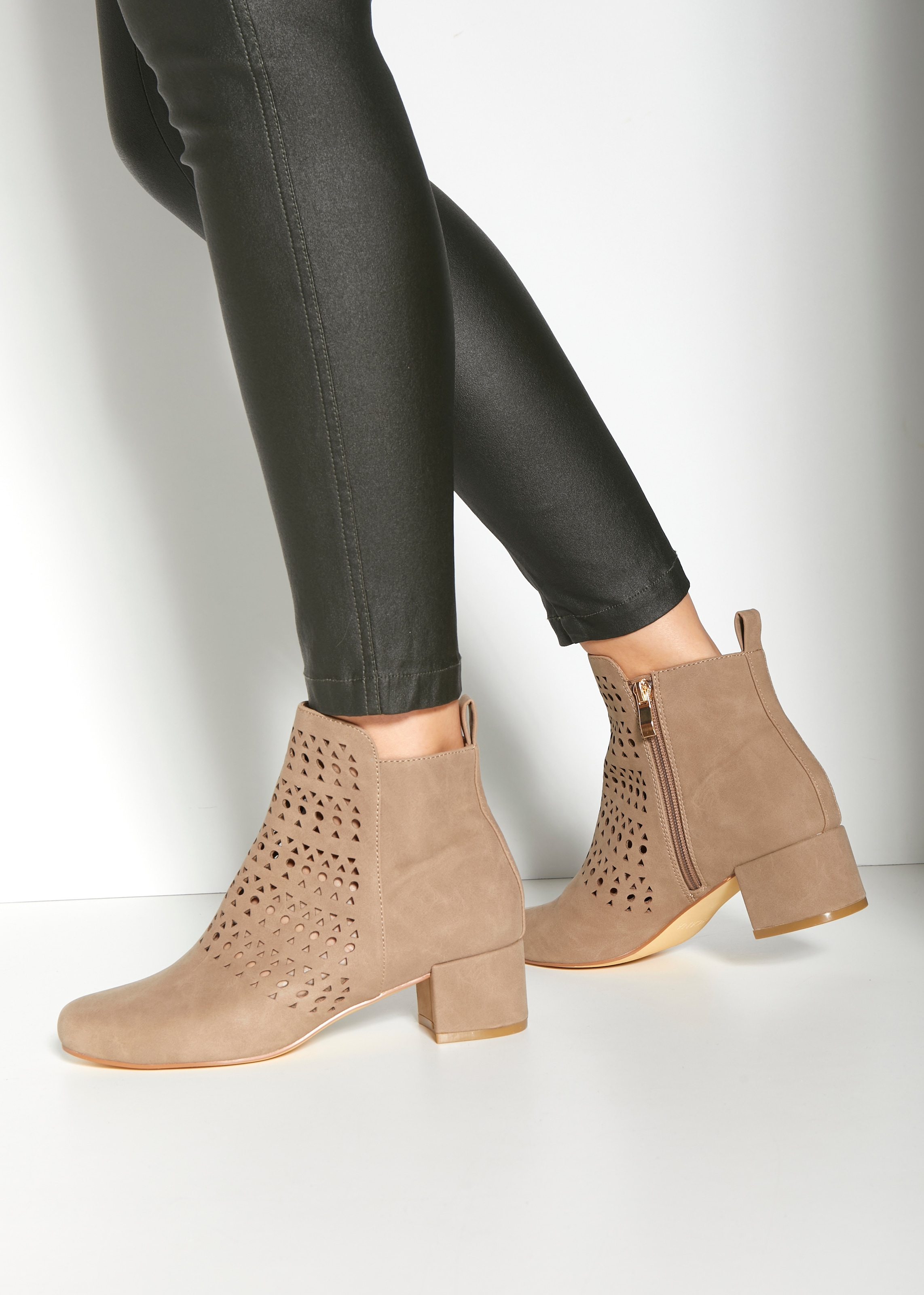 LASCANA Stiefelette, Stiefel, Boots mit kleinen Cut-Outs VEGAN