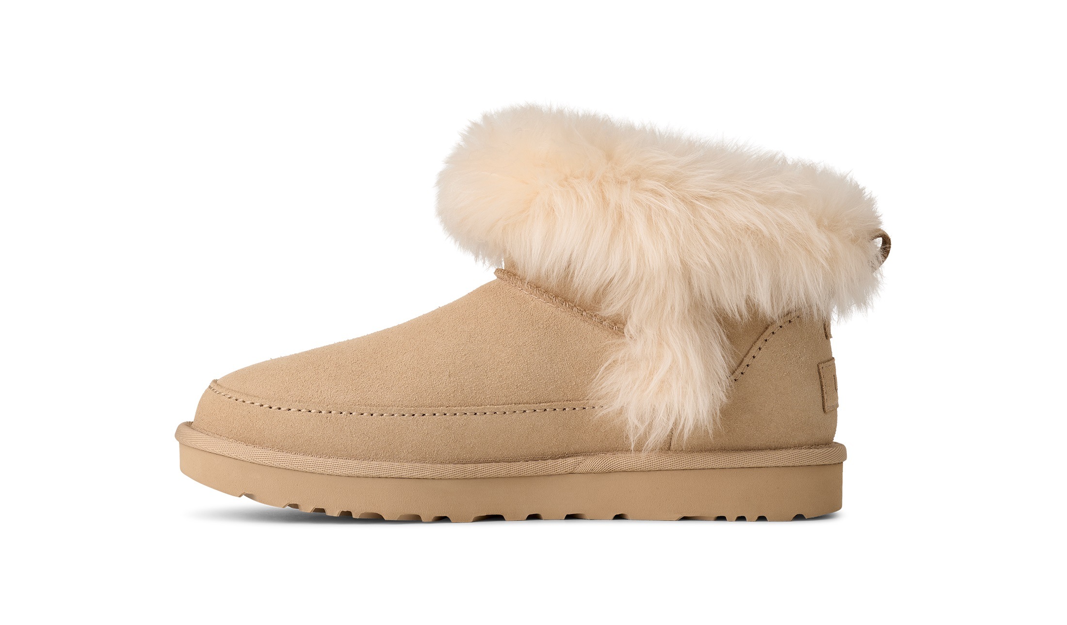 UGG Winterboots »Classic Ultra Mini Chalet«  Ankleboots, Schlupfboots mit modischer Schaffell Verzierung
