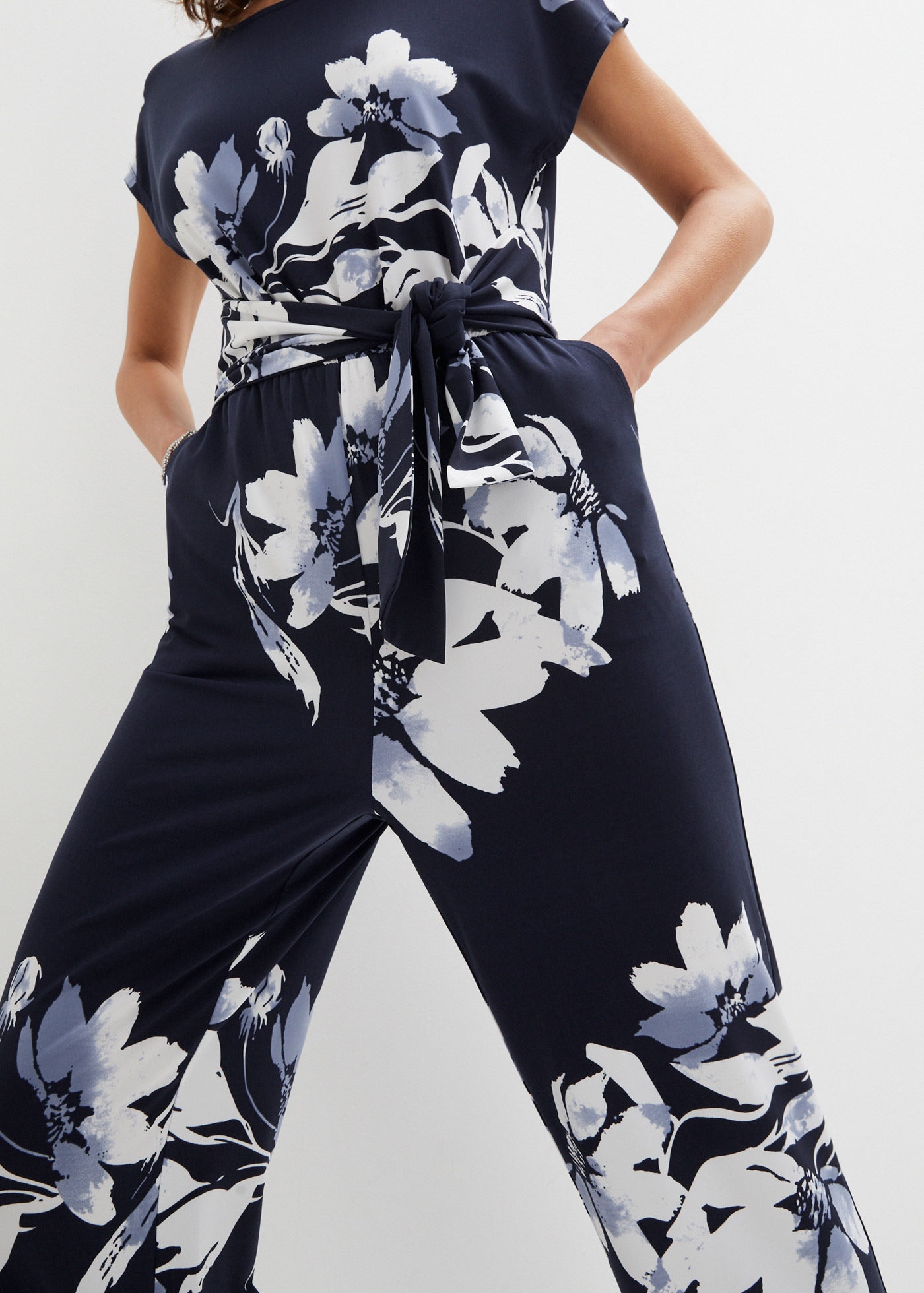bonprix Jumpsuit »Jumpsuit mit Bindeband« für eleganten Look, mit Bindeband zur Taillenanpassung
