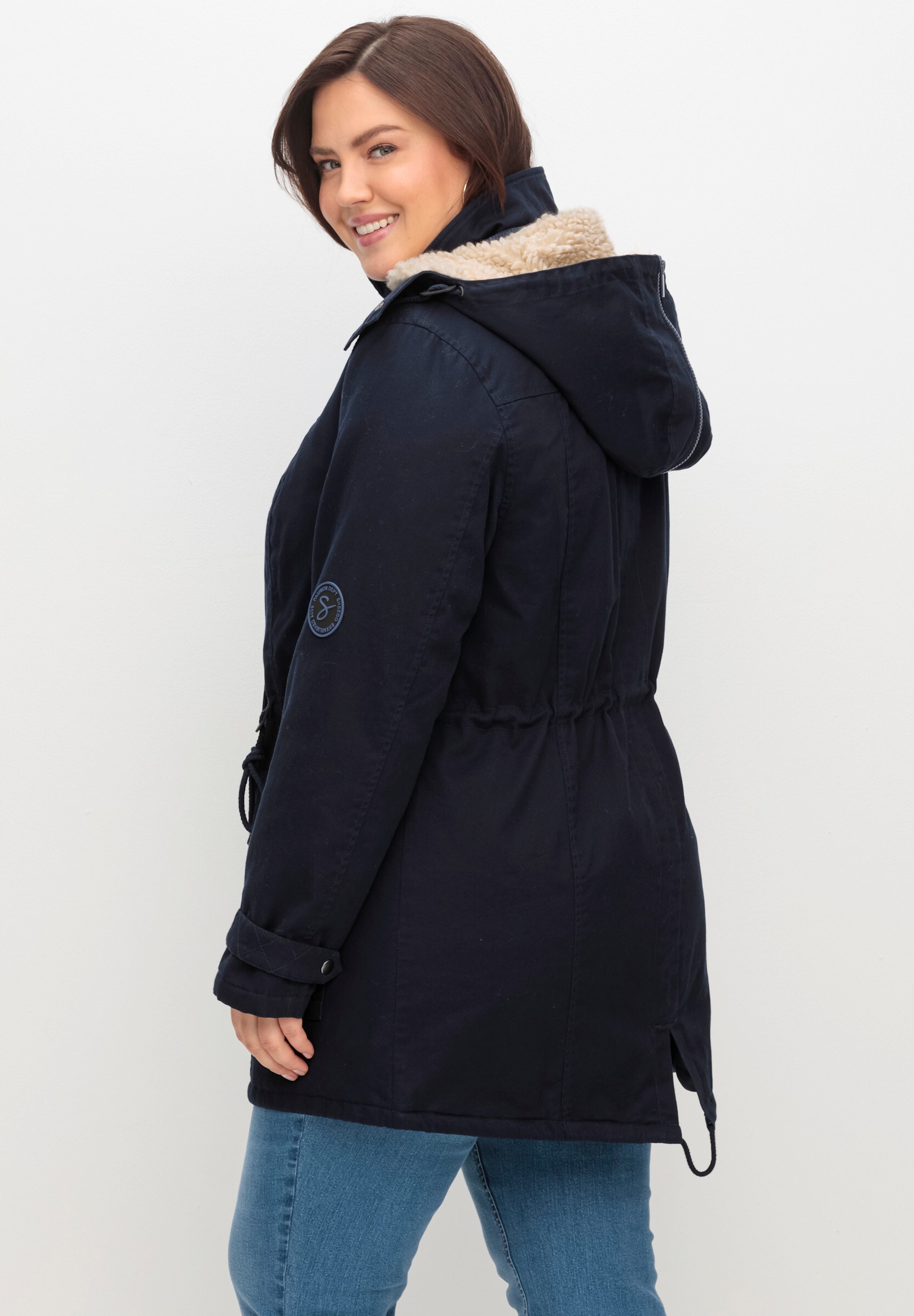 Sheego Parka »Parka Parka mit Taillen-Gummizug, warm wattiert« Abnehmbare Kapuze