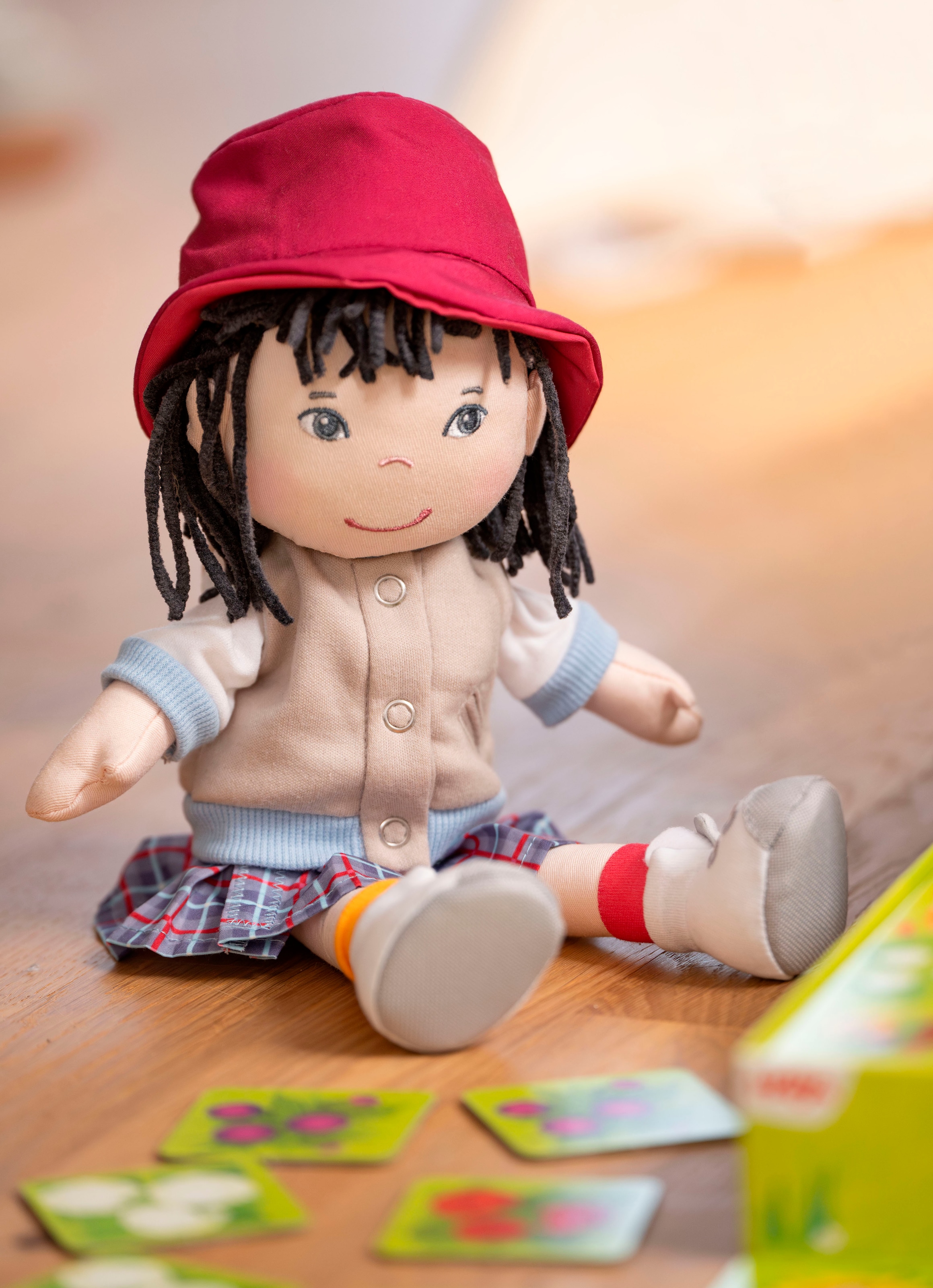 Haba Stoffpuppe »Yuki«, Mit Top, Sweatjacke und Hut