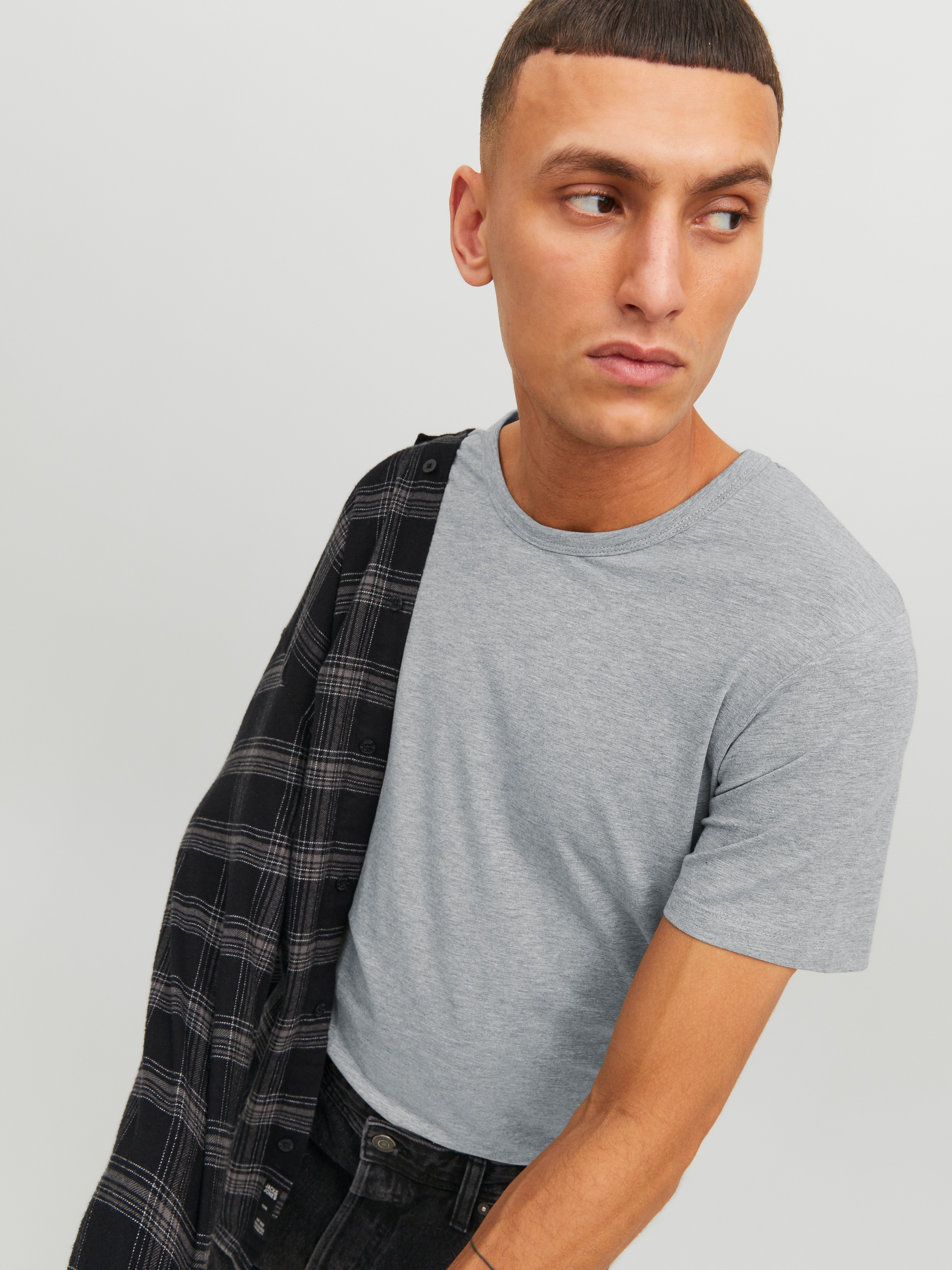 Jack & Jones T-Shirt »JJEBASIC mit schmaler Passform für jeden Tag« unifarben, modisch, schmal, Baumwollmischung, Rundhals