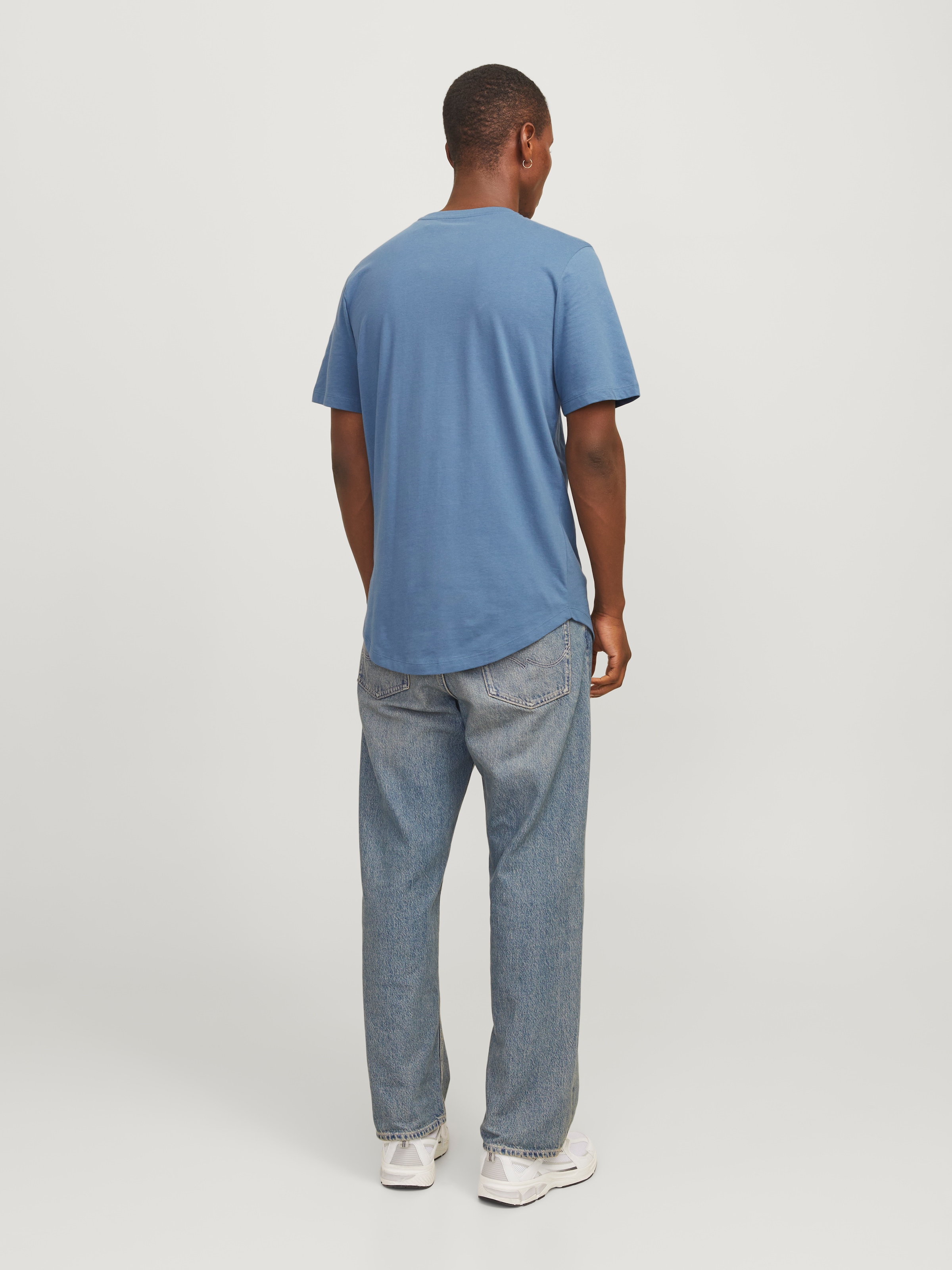 Jack & Jones Rundhalsshirt »JJENOA TEE SS CREW NECK NOOS«, mit abgerundetem Saum