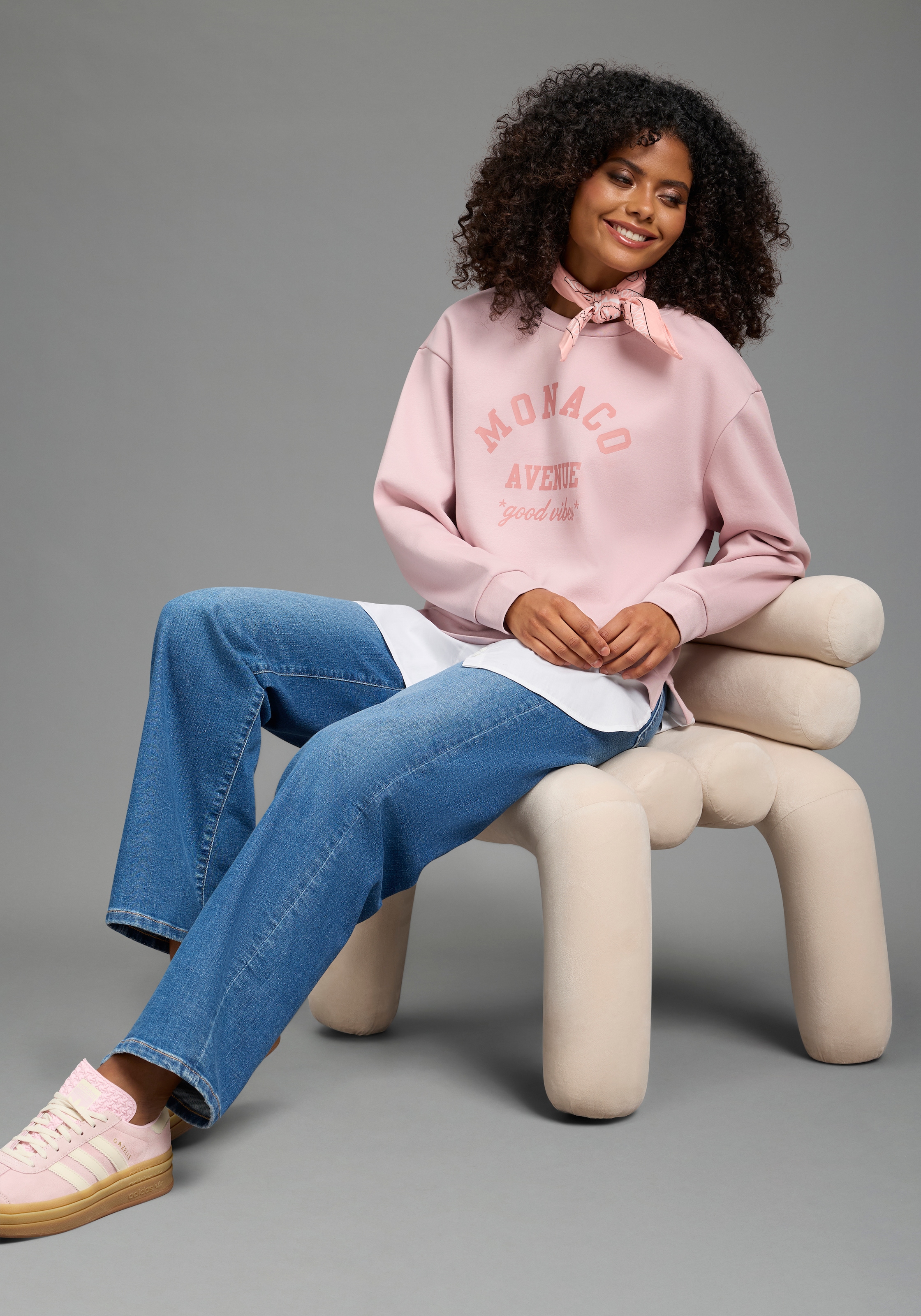 Laura Scott Longsweatshirt , in 2-in-1 Optik durch angesetzes Blusenteil mit harmonischen Druck
