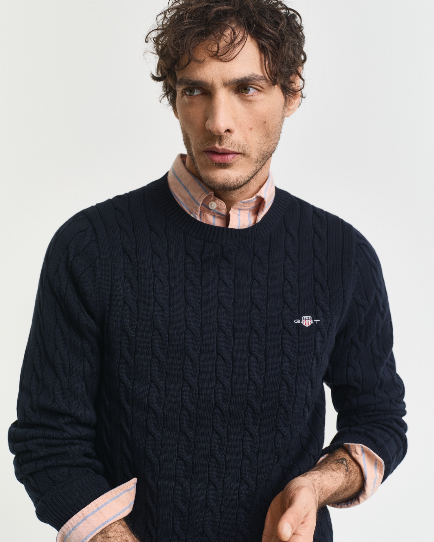 Gant Strickpullover »COTTON CABLE C-NECK«, mit Wappen-Logostickerei auf der Brust
