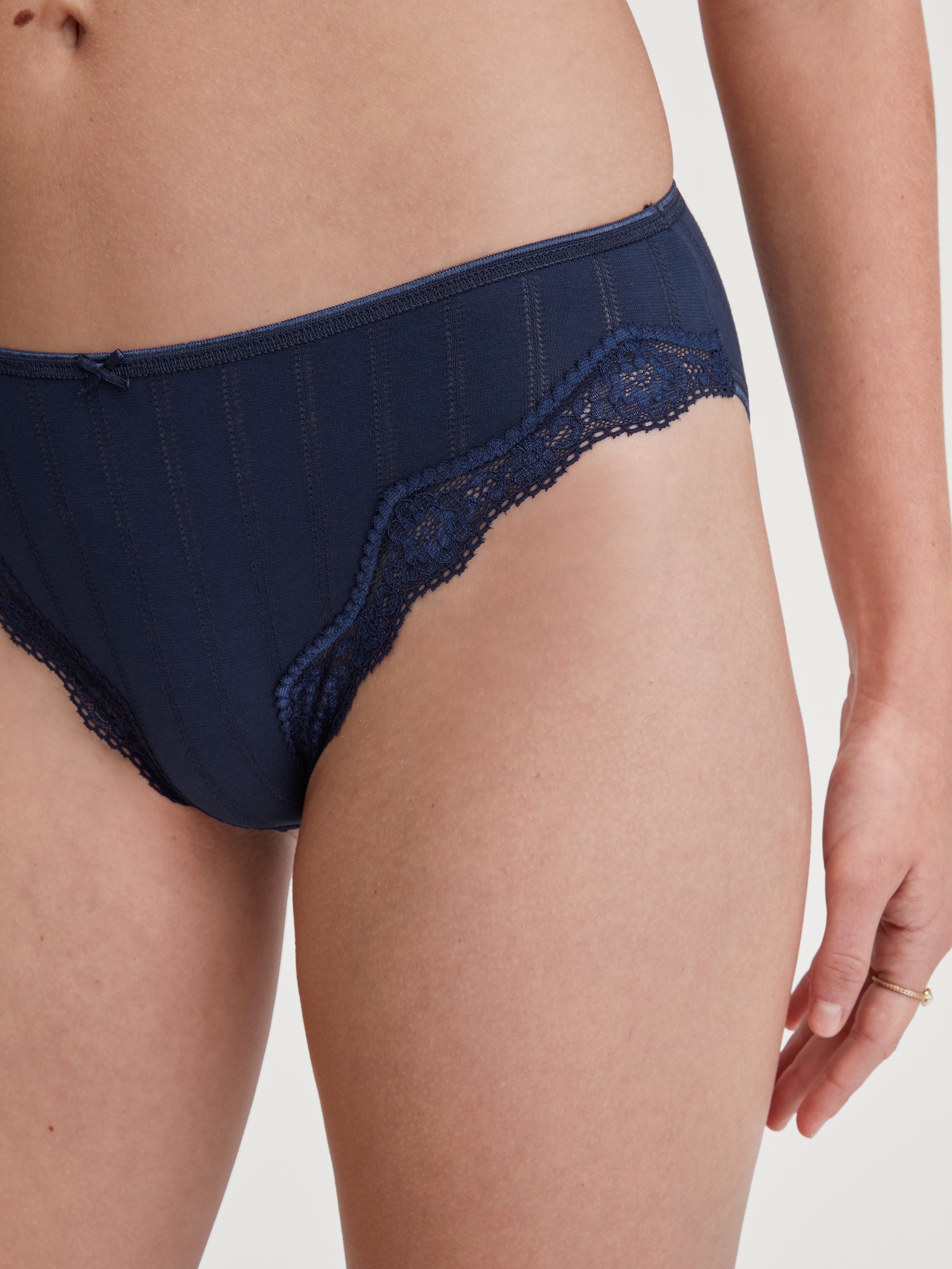 CALIDA Hüftslip »Etude Toujours«, Nadelstreifen-Optik, florale Spitze, Regular-Cut, Jacquard, elastisch