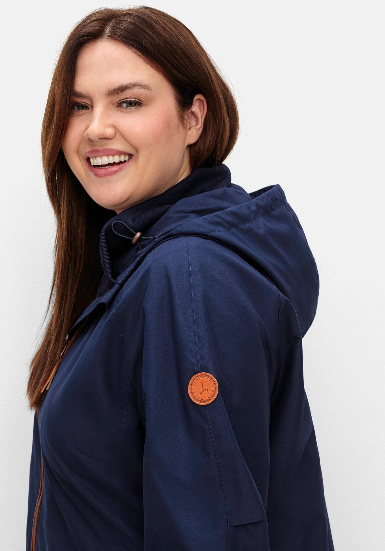 Sheego Langjacke »Kapuzenjacke aus Microfaser, mit Kontrastdetails«, mit Kapuze, aus Microfaser, mit Kontrastdetails