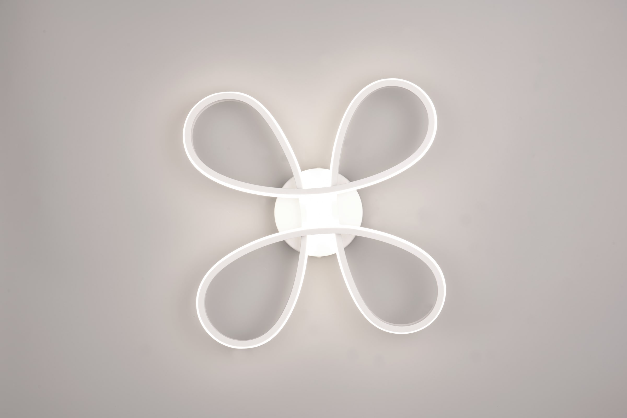 TRIO Leuchten LED Deckenleuchte »FLY, Deckenlampe LED 22W 2600 Lumen kaltweiß 4000K 3-Stufen dimmbar« LED-Board 1 Stk. Kaltweiß Maße 40x40 cm, LED Band Schleife Deckenlampe Schlafzimmer Wohnzimmer