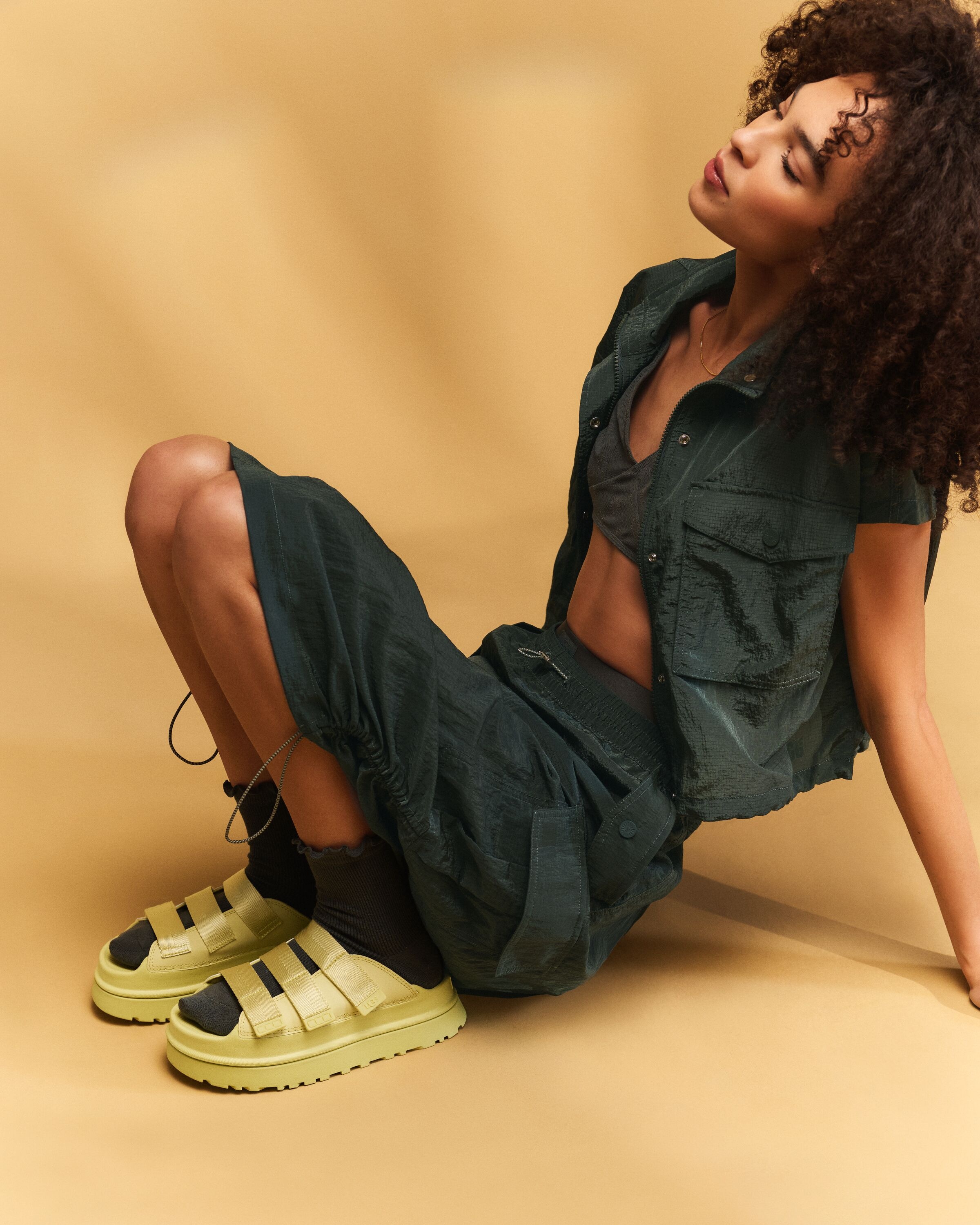 UGG Pantolette »GOLDENGLOW SLIDE«, Plateauschuh, Sandale, Flats mit Fußbett