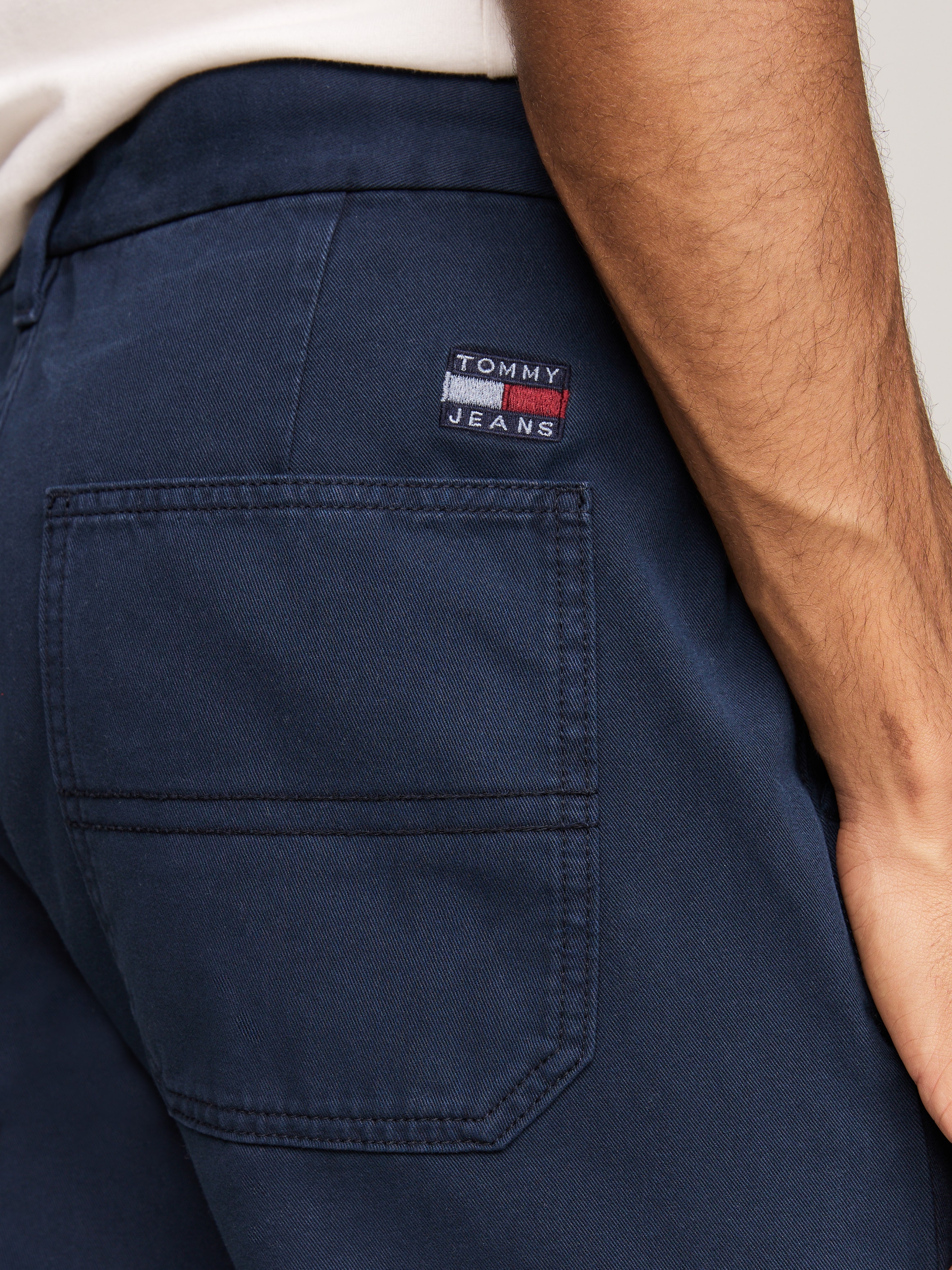 Tommy Jeans Chinohose »TJM RYAN TWILL CHINO«, mit Logo-Patch