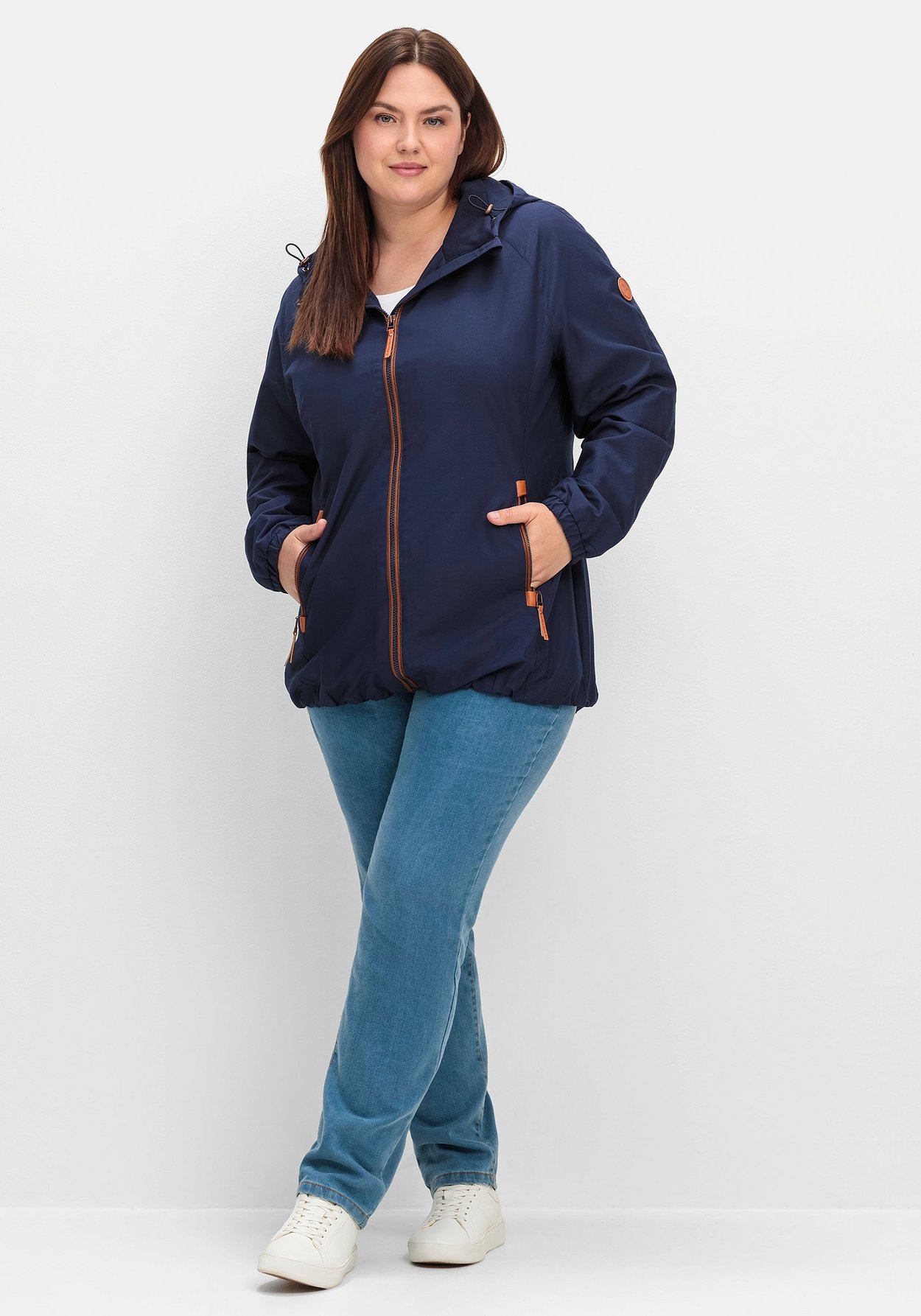 Sheego Langjacke »Kapuzenjacke aus Microfaser, mit Kontrastdetails«, mit Kapuze, aus Microfaser, mit Kontrastdetails