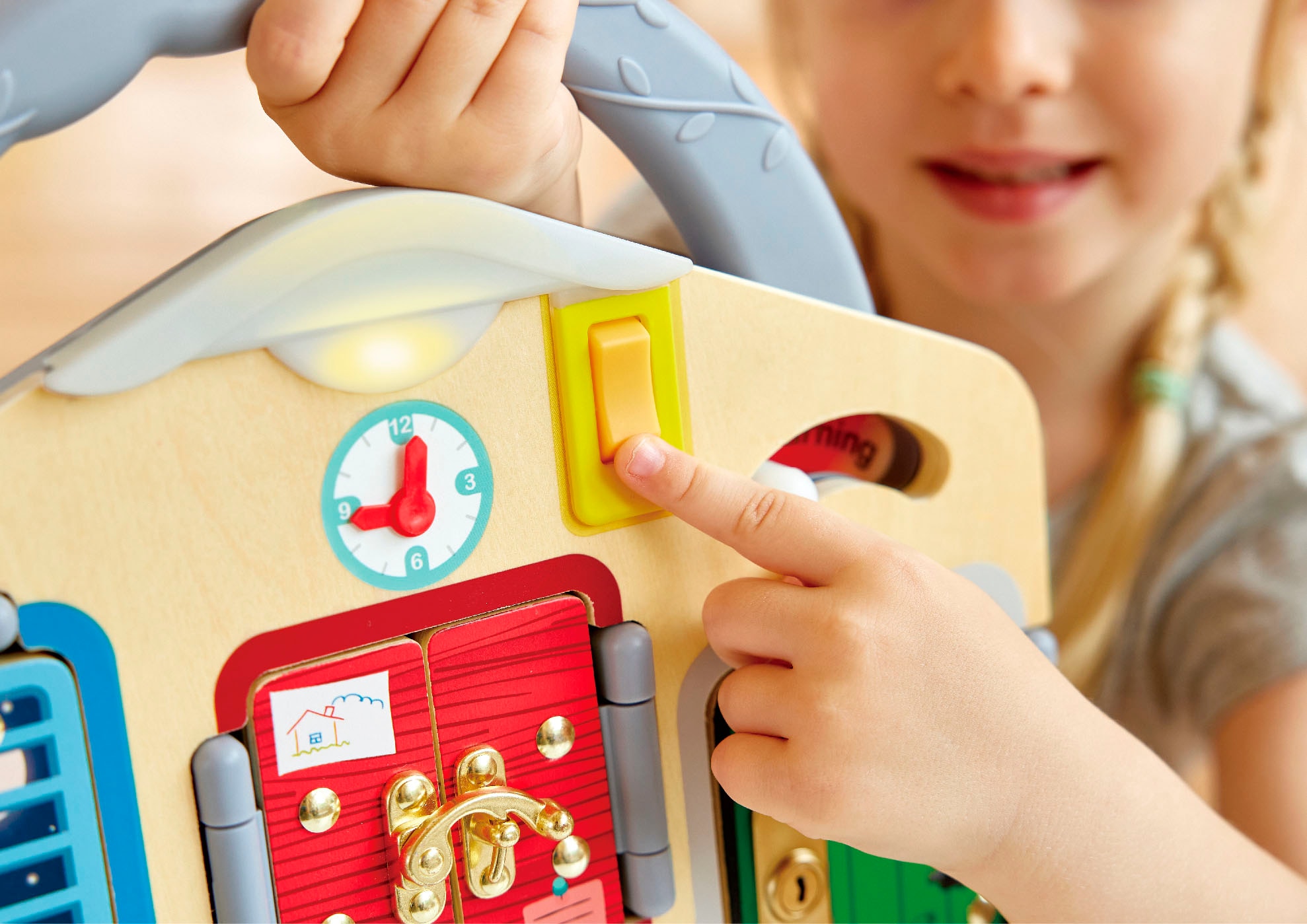 Hape Motorikbrett »Spiele-Tafel Schloss & Schlüssel« mit Lichtfunktion