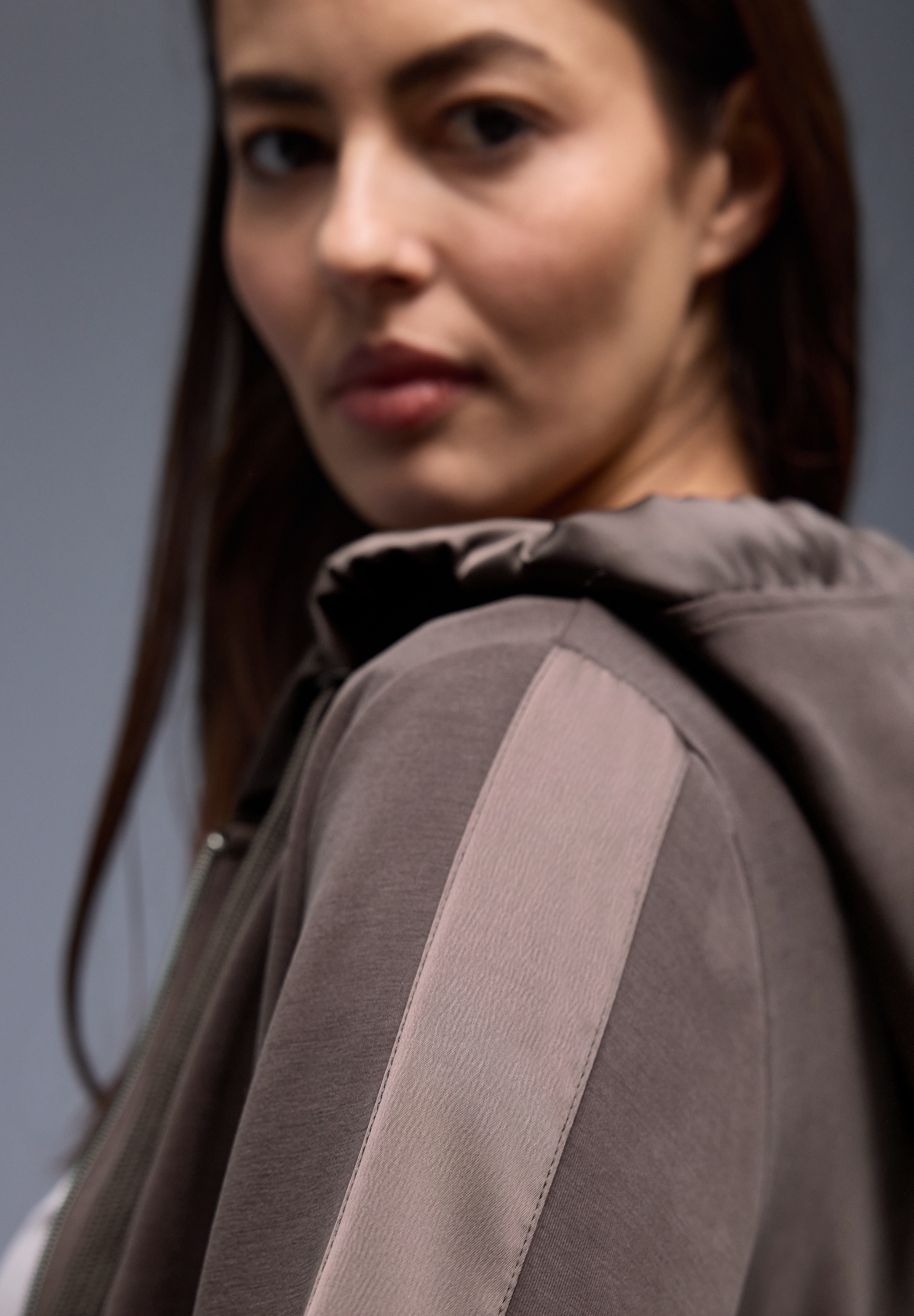 STREET ONE Kapuzensweatjacke im Silk-Look, mit seidigem Glanz